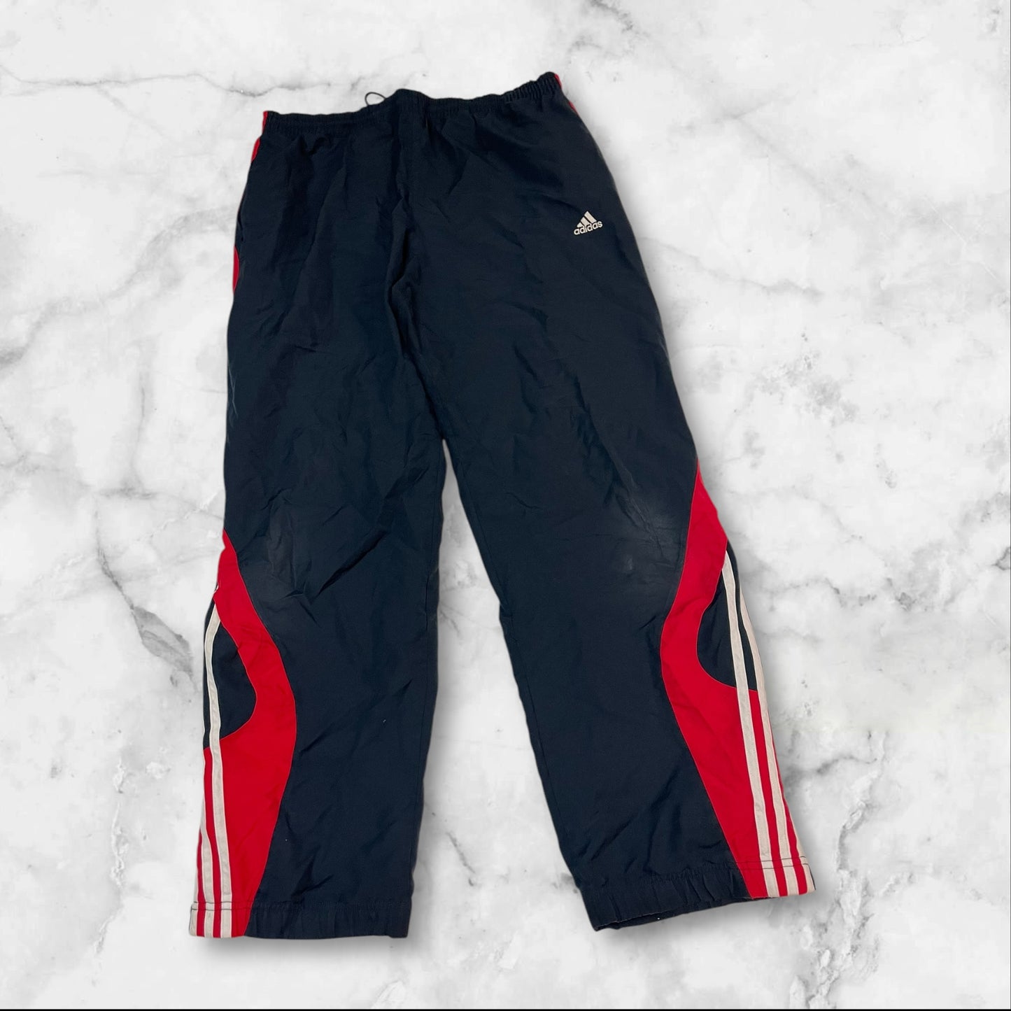 Entdecke unsere Vintage Track Pants von Nike und anderen Marken, erhältlich bei Valuxery.de - Dein Shop für trendige Vintage - Kleidung. Unsere Track Pants sind aus hochwertigen Materialien und