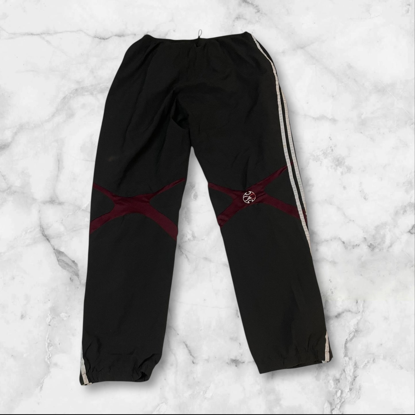 Entdecke unsere Vintage Track Pants von Nike und anderen Marken, erhältlich bei Valuxery.de - Dein Shop für trendige Vintage - Kleidung. Unsere Track Pants sind aus hochwertigen Materialien und