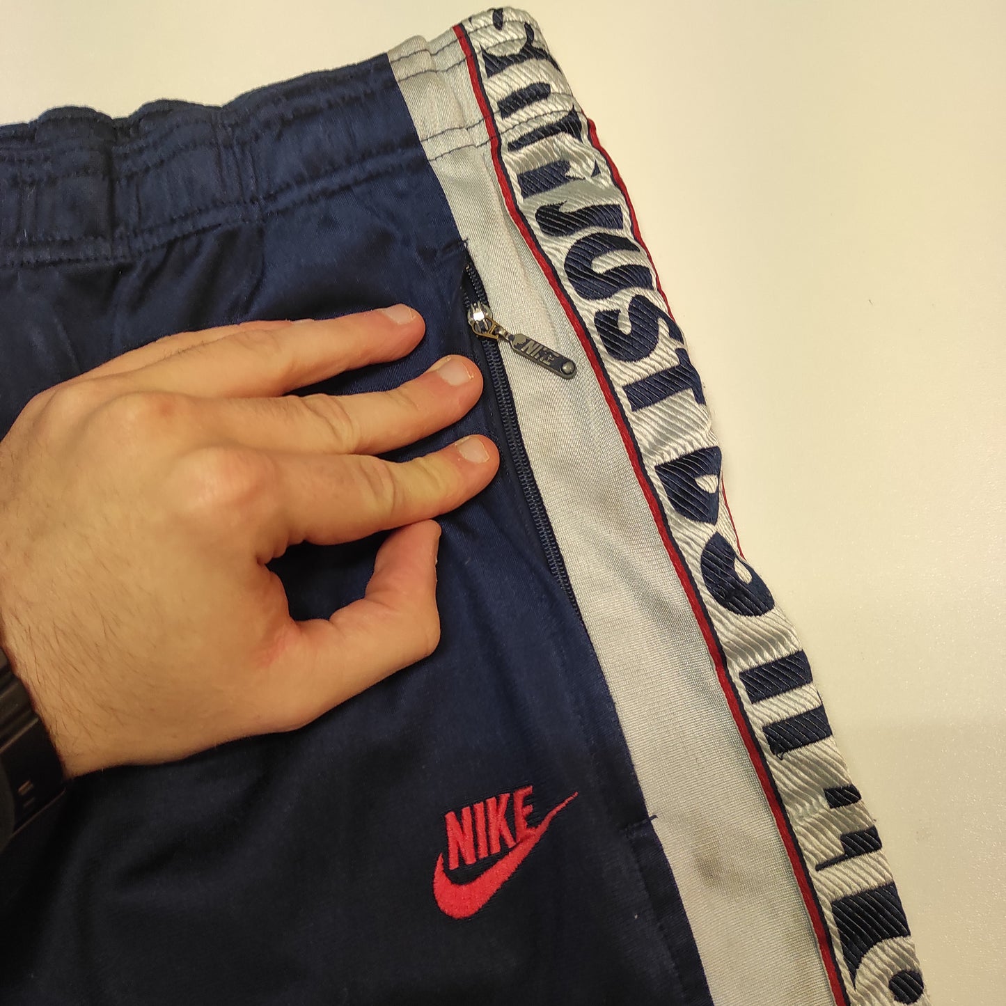 Entdecke unsere Vintage Track Pants von Nike und anderen Marken, erhältlich bei Valuxery.de - Dein Shop für trendige Vintage - Kleidung. Unsere Track Pants sind aus hochwertigen Materialien und