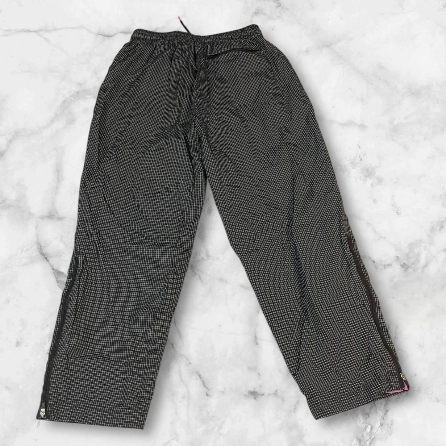 Entdecke unsere Vintage Track Pants von Nike und anderen Marken, erhältlich bei Valuxery.de - Dein Shop für trendige Vintage - Kleidung. Unsere Track Pants sind aus hochwertigen Materialien und