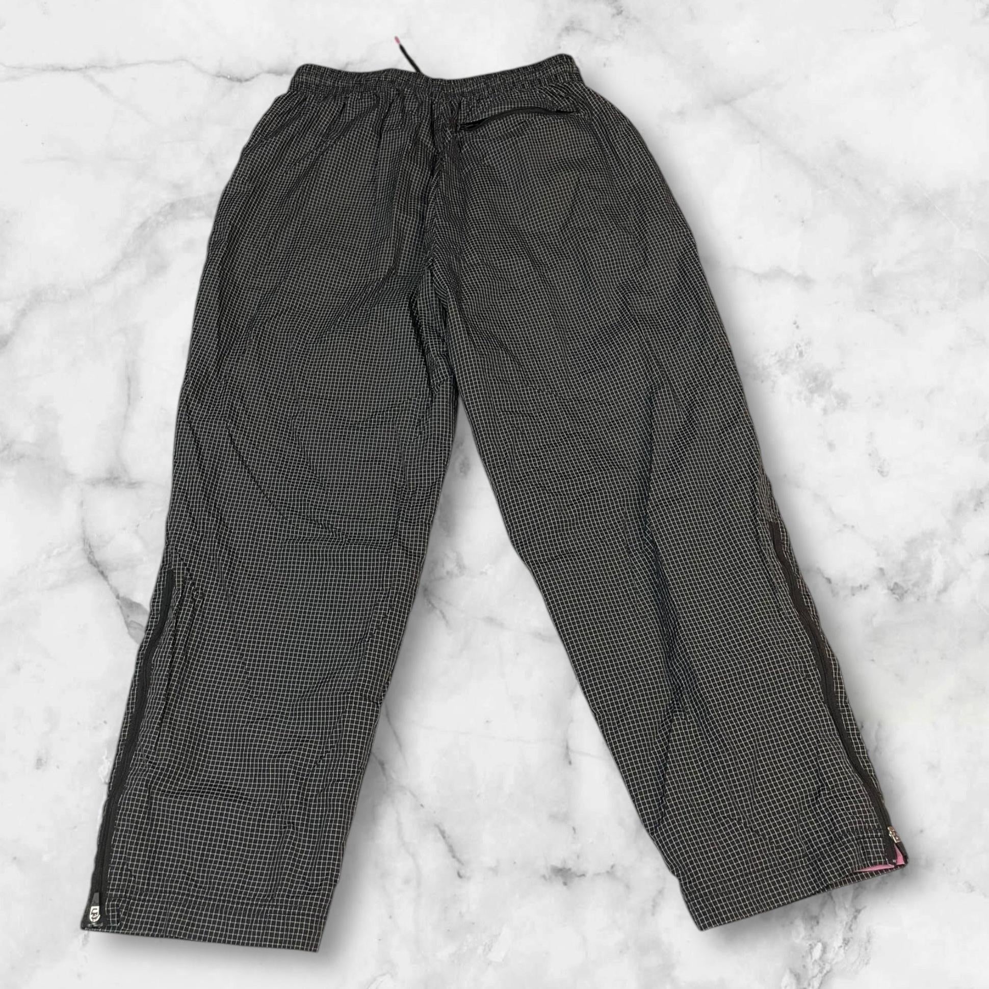 Entdecke unsere Vintage Track Pants von Nike und anderen Marken, erhältlich bei Valuxery.de - Dein Shop für trendige Vintage - Kleidung. Unsere Track Pants sind aus hochwertigen Materialien und