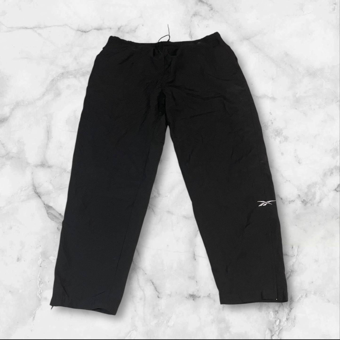 Entdecke unsere Vintage Track Pants von Nike und anderen Marken, erhältlich bei Valuxery.de - Dein Shop für trendige Vintage - Kleidung. Unsere Track Pants sind aus hochwertigen Materialien und