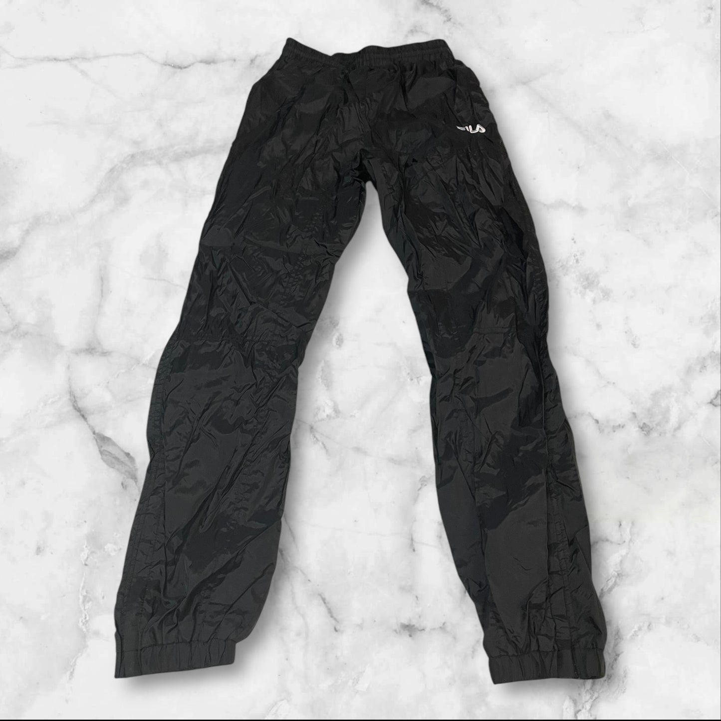 Entdecke unsere Vintage Track Pants von Nike und anderen Marken, erhältlich bei Valuxery.de - Dein Shop für trendige Vintage - Kleidung. Unsere Track Pants sind aus hochwertigen Materialien und