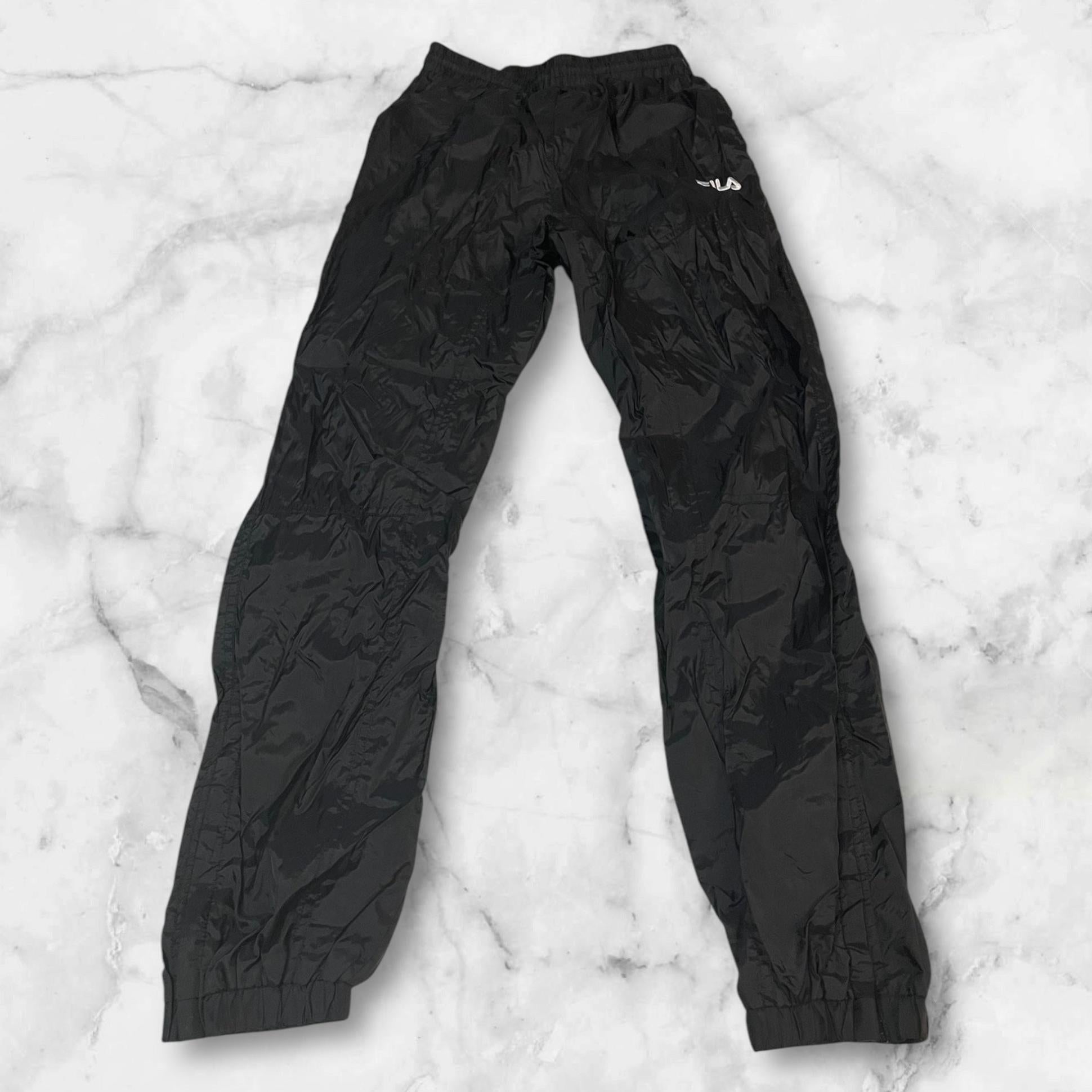 Entdecke unsere Vintage Track Pants von Nike und anderen Marken, erhältlich bei Valuxery.de - Dein Shop für trendige Vintage - Kleidung. Unsere Track Pants sind aus hochwertigen Materialien und