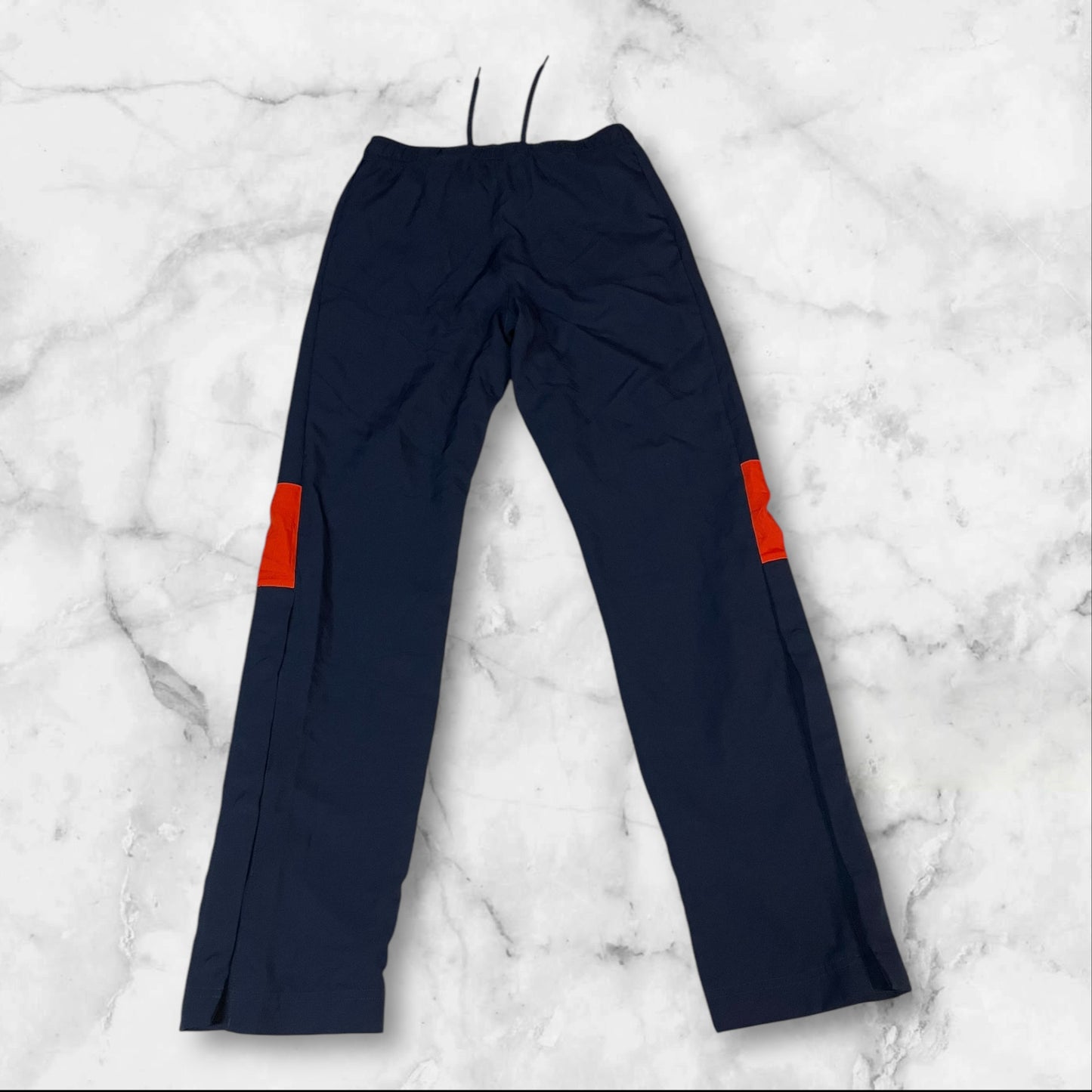 Entdecke unsere Vintage Track Pants von Nike und anderen Marken, erhältlich bei Valuxery.de - Dein Shop für trendige Vintage - Kleidung. Unsere Track Pants sind aus hochwertigen Materialien und