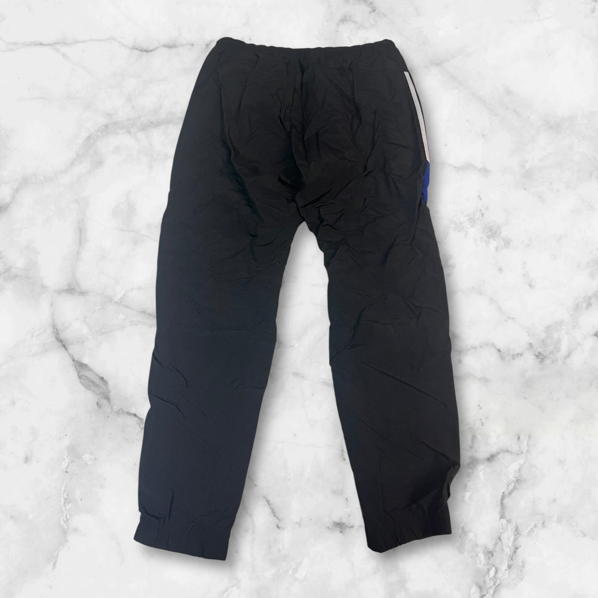 Entdecke unsere Vintage Track Pants von Nike und anderen Marken, erhältlich bei Valuxery.de - Dein Shop für trendige Vintage - Kleidung. Unsere Track Pants sind aus hochwertigen Materialien und