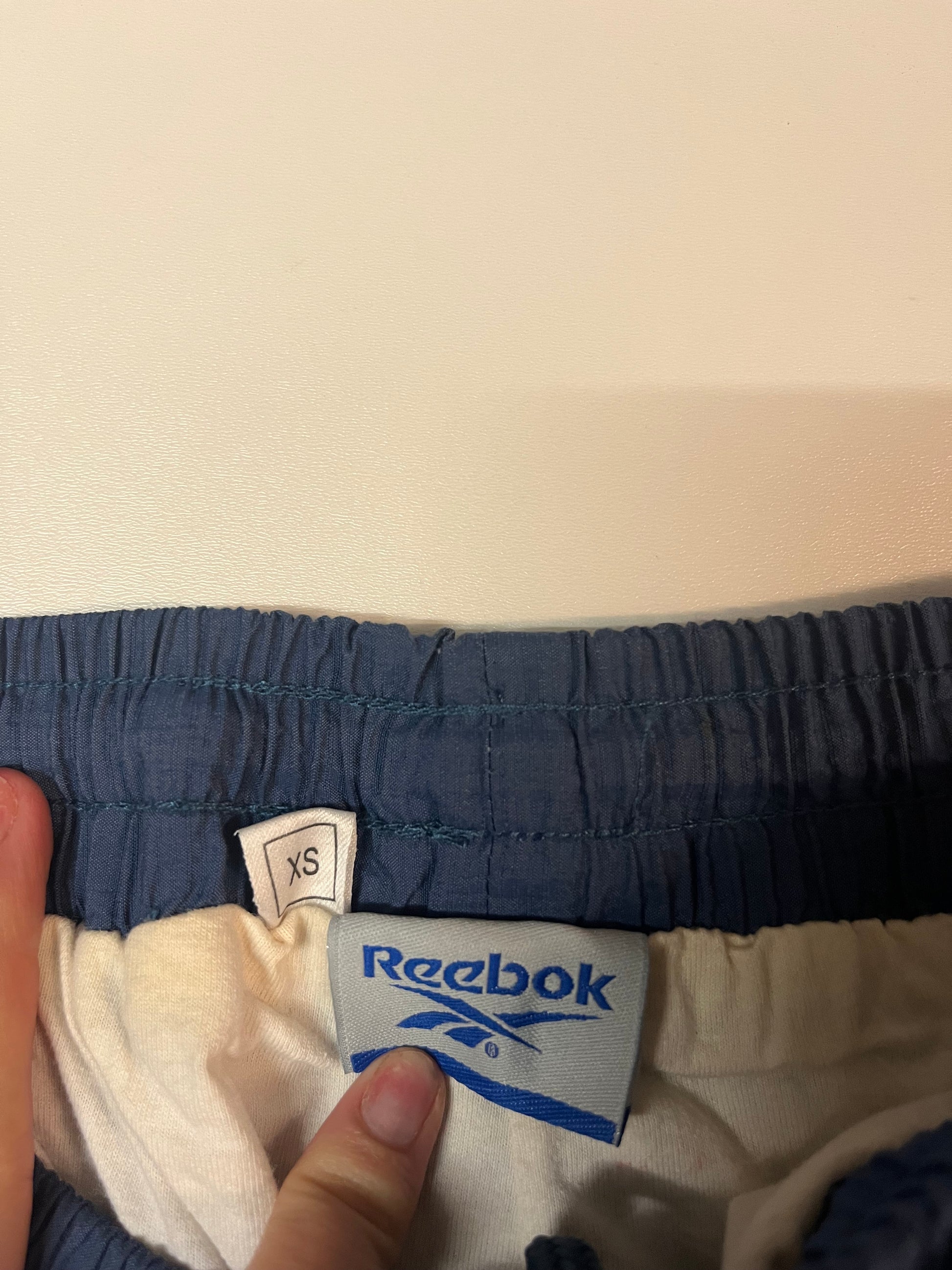 Entdecke unsere Vintage Track Pants von Nike und anderen Marken, erhältlich bei Valuxery.de - Dein Shop für trendige Vintage - Kleidung. Unsere Track Pants sind aus hochwertigen Materialien und