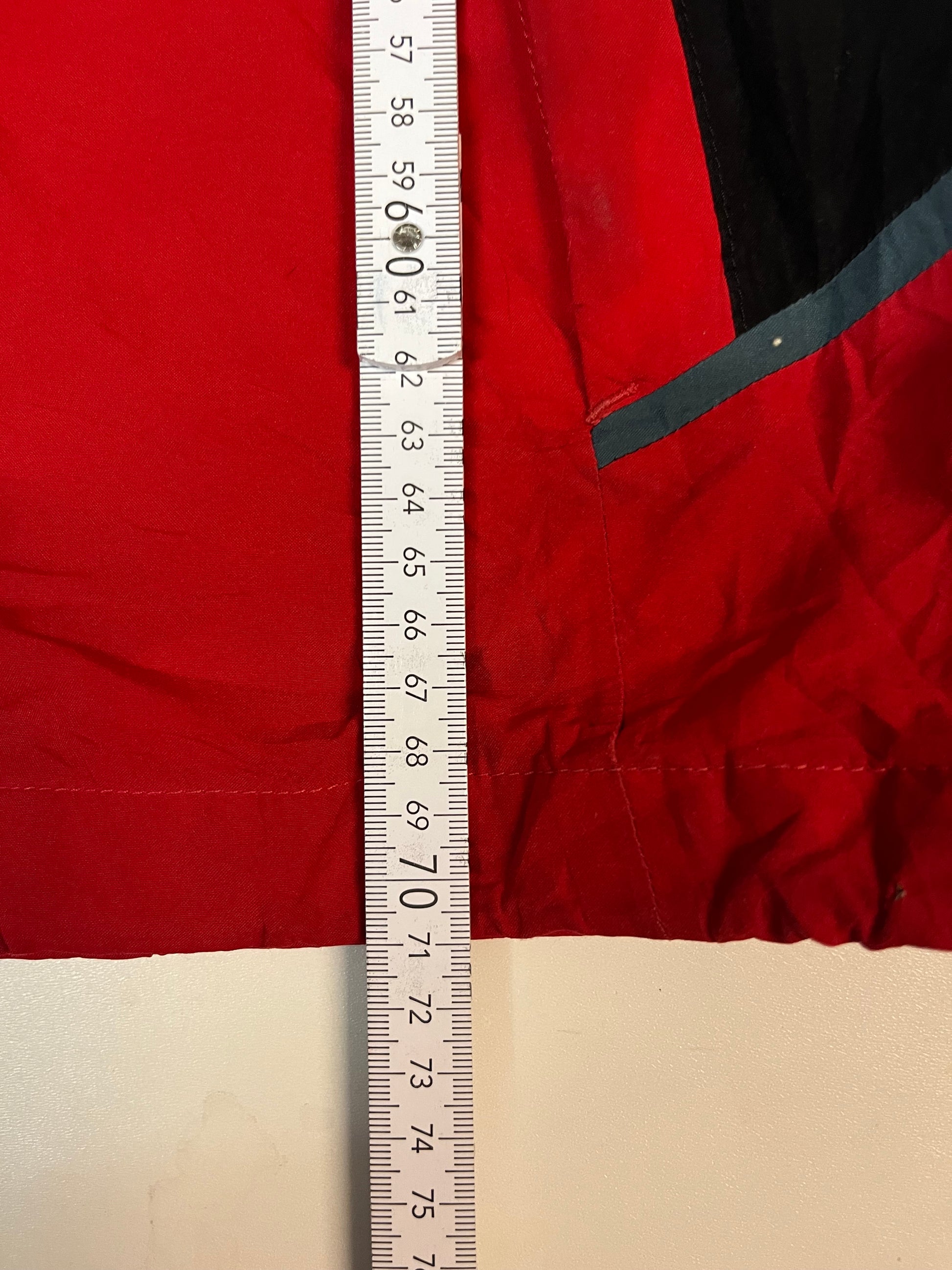 Entdecke unsere Vintage Track Pants von Nike und anderen Marken, erhältlich bei Valuxery.de - Dein Shop für trendige Vintage - Kleidung. Unsere Track Pants sind aus hochwertigen Materialien und