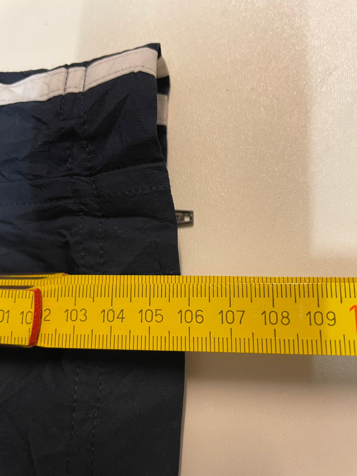 Entdecke unsere Vintage Track Pants von Nike und anderen Marken, erhältlich bei Valuxery.de - Dein Shop für trendige Vintage - Kleidung. Unsere Track Pants sind aus hochwertigen Materialien und