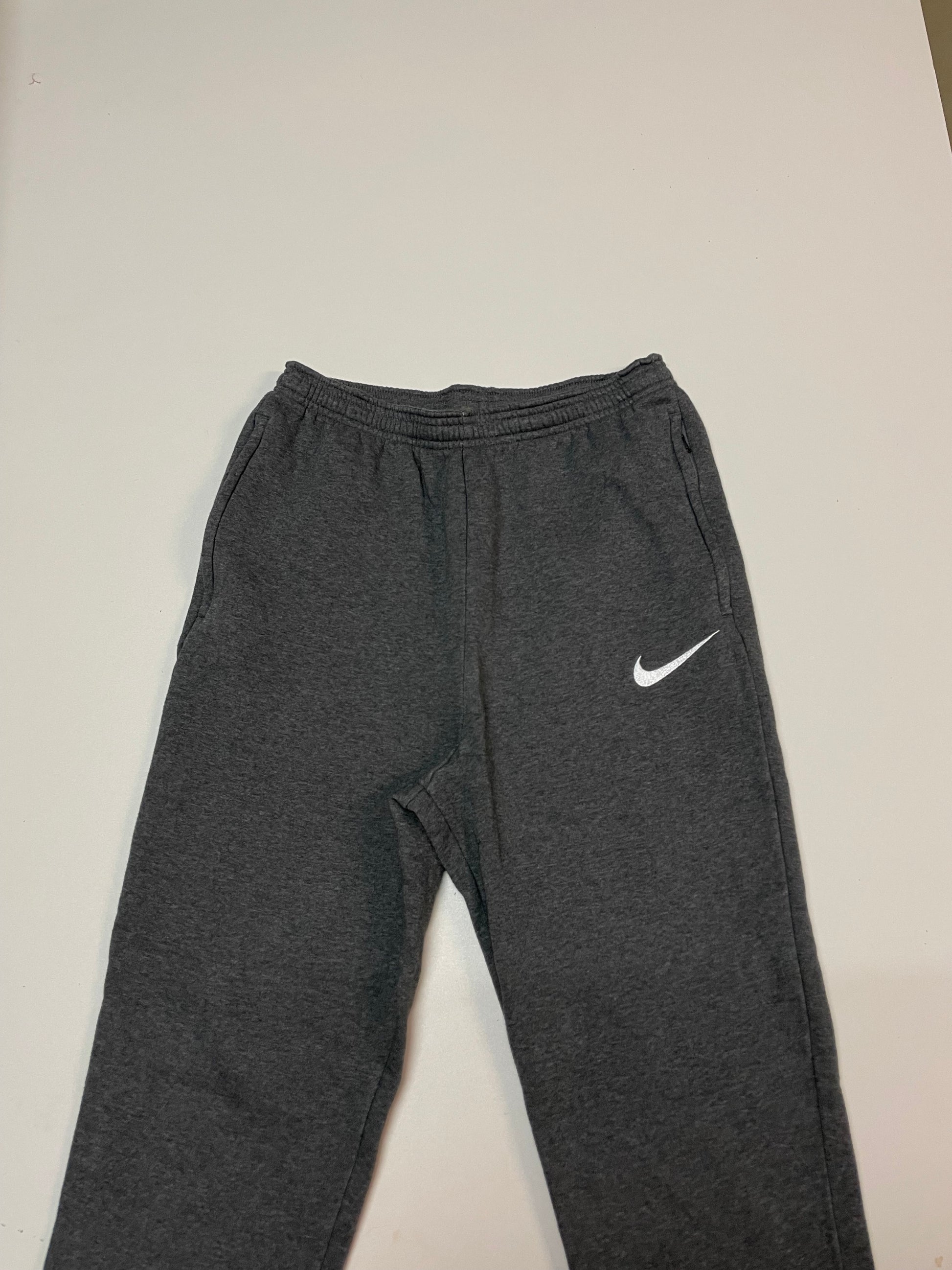 Entdecke unsere Vintage Track Pants von Nike und anderen Marken, erhältlich bei Valuxery.de - Dein Shop für trendige Vintage - Kleidung. Unsere Track Pants sind aus hochwertigen Materialien und