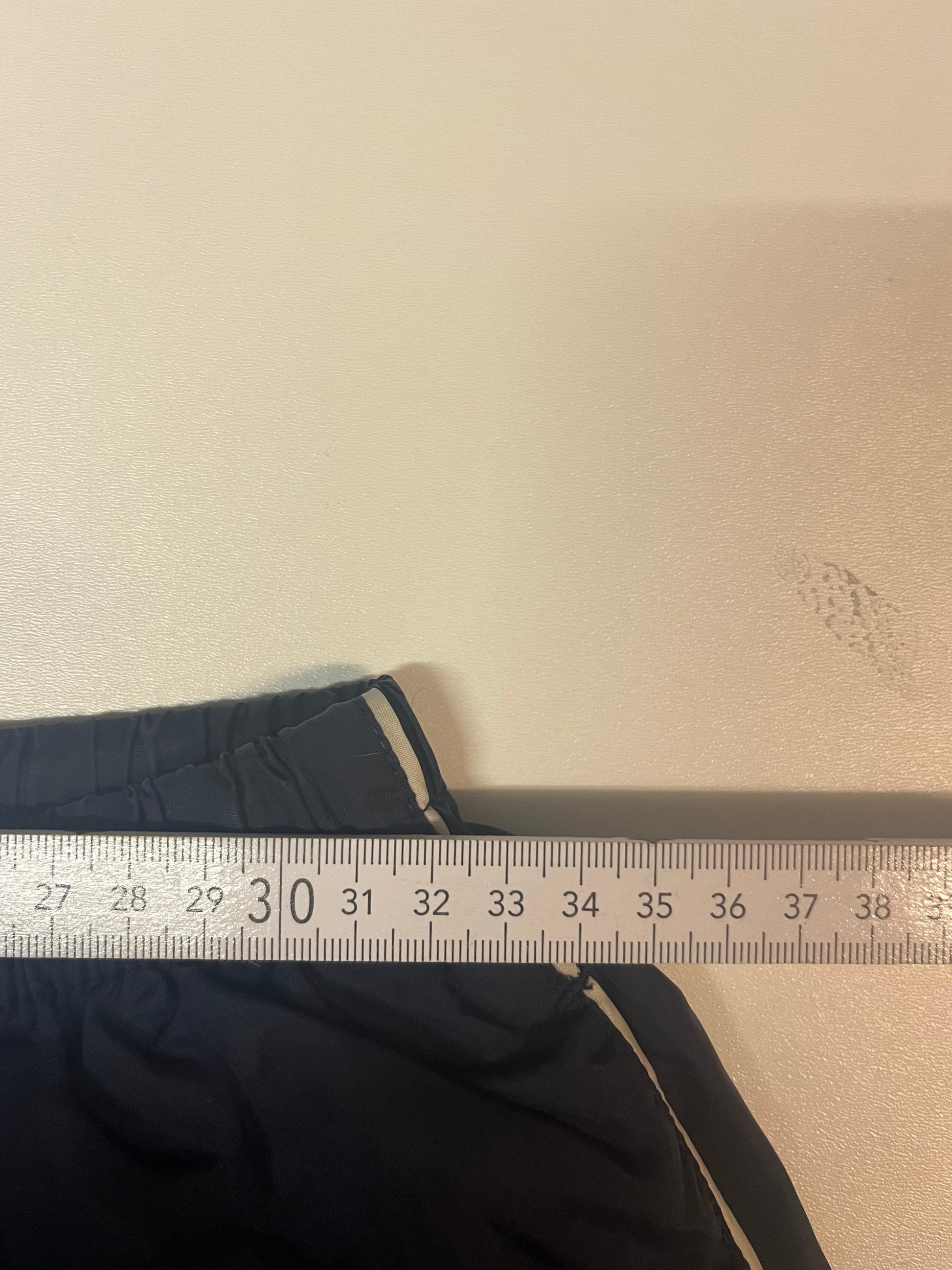 Entdecke unsere Vintage Track Pants von Nike und anderen Marken, erhältlich bei Valuxery.de - Dein Shop für trendige Vintage - Kleidung. Unsere Track Pants sind aus hochwertigen Materialien und