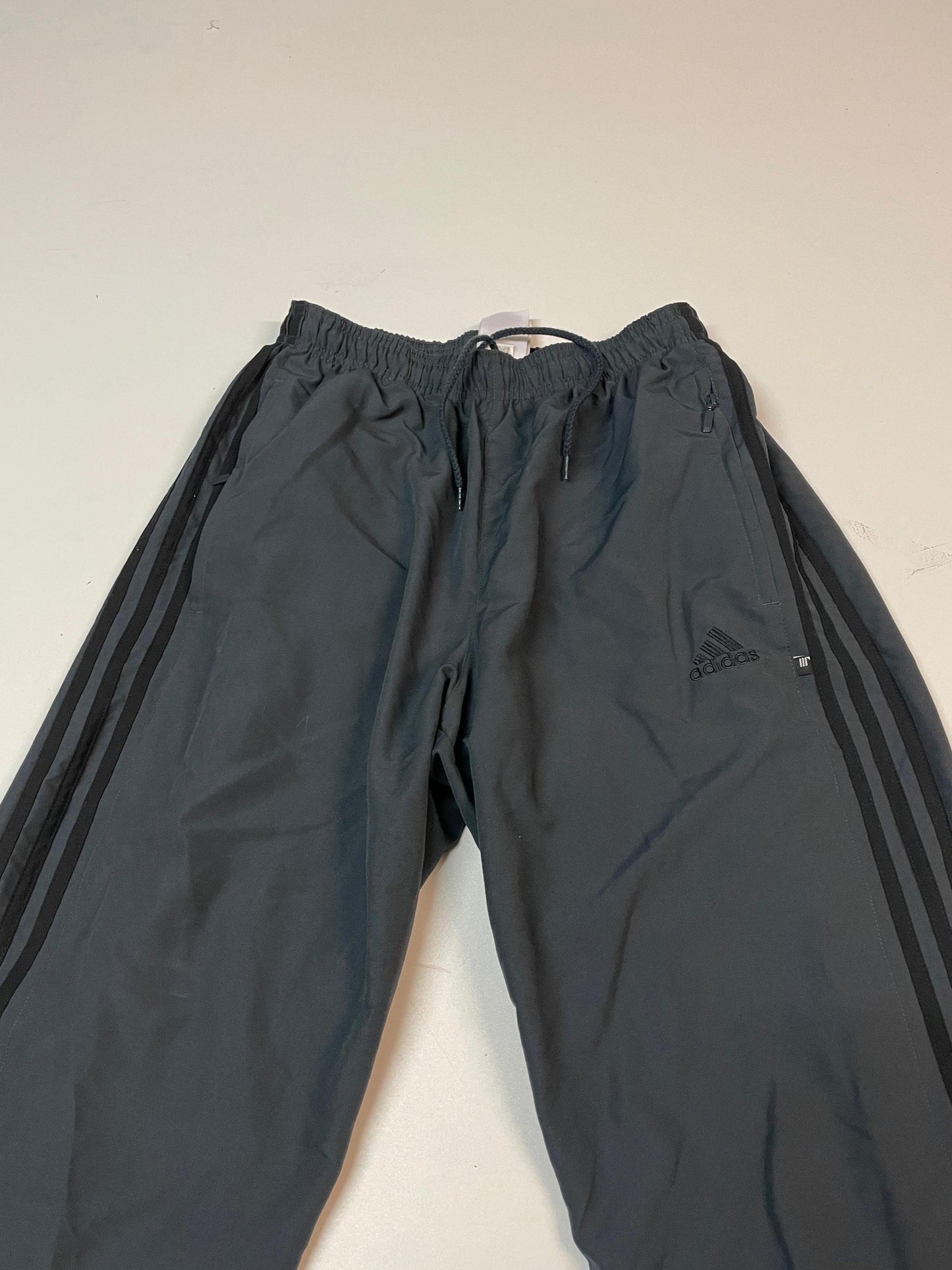 Entdecke unsere Vintage Track Pants von Nike und anderen Marken, erhältlich bei Valuxery.de - Dein Shop für trendige Vintage - Kleidung. Unsere Track Pants sind aus hochwertigen Materialien und
