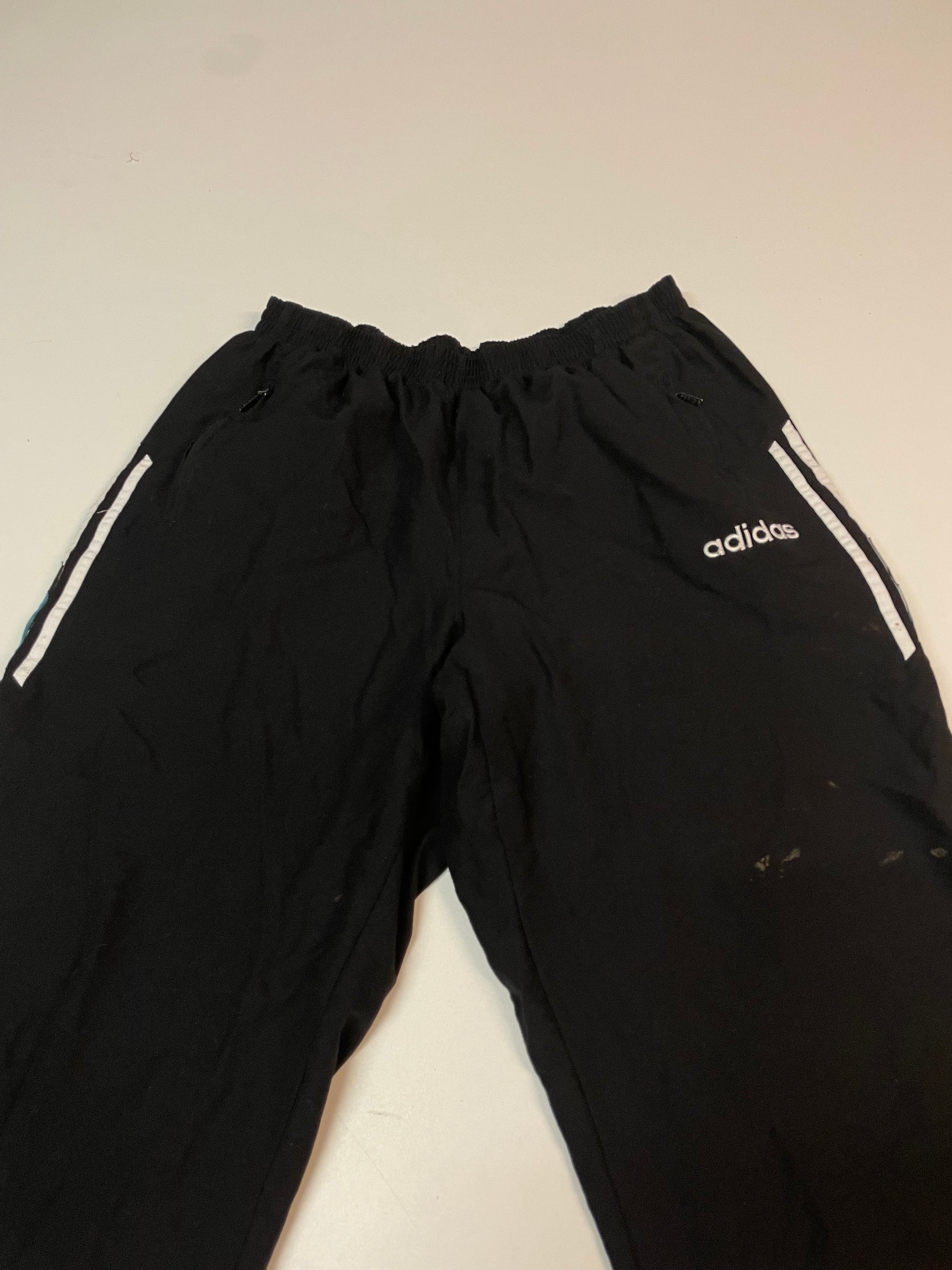 Entdecke unsere Vintage Track Pants von Nike und anderen Marken, erhältlich bei Valuxery.de - Dein Shop für trendige Vintage - Kleidung. Unsere Track Pants sind aus hochwertigen Materialien und