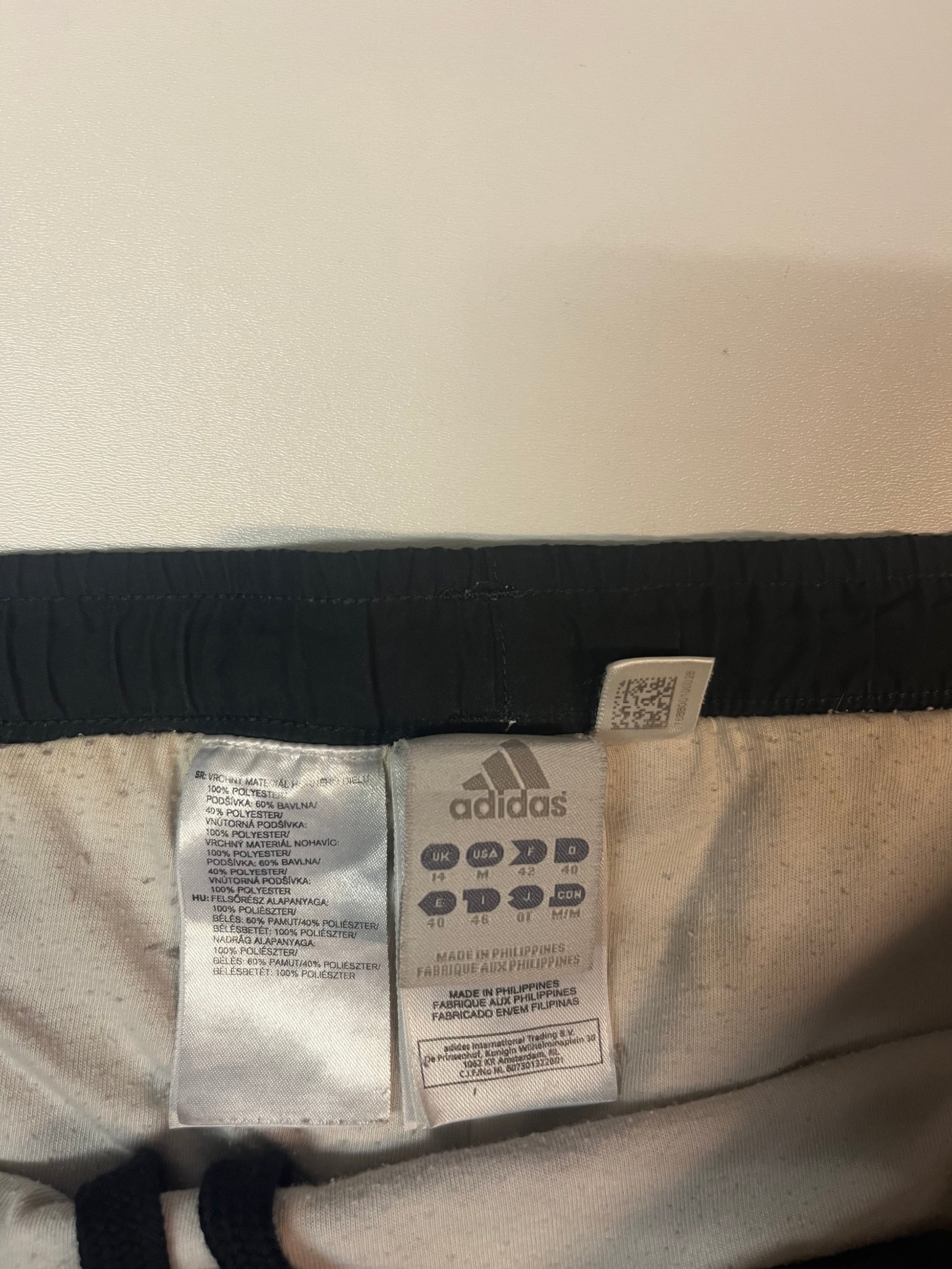 Entdecke unsere Vintage Track Pants von Nike und anderen Marken, erhältlich bei Valuxery.de - Dein Shop für trendige Vintage - Kleidung. Unsere Track Pants sind aus hochwertigen Materialien und