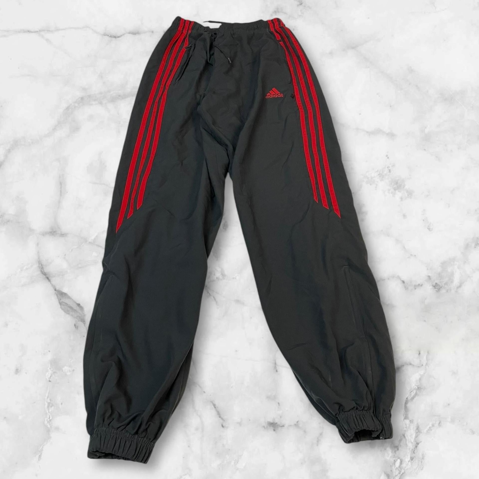 Entdecke unsere Vintage Track Pants von Nike und anderen Marken, erhältlich bei Valuxery.de - Dein Shop für trendige Vintage - Kleidung. Unsere Track Pants sind aus hochwertigen Materialien und