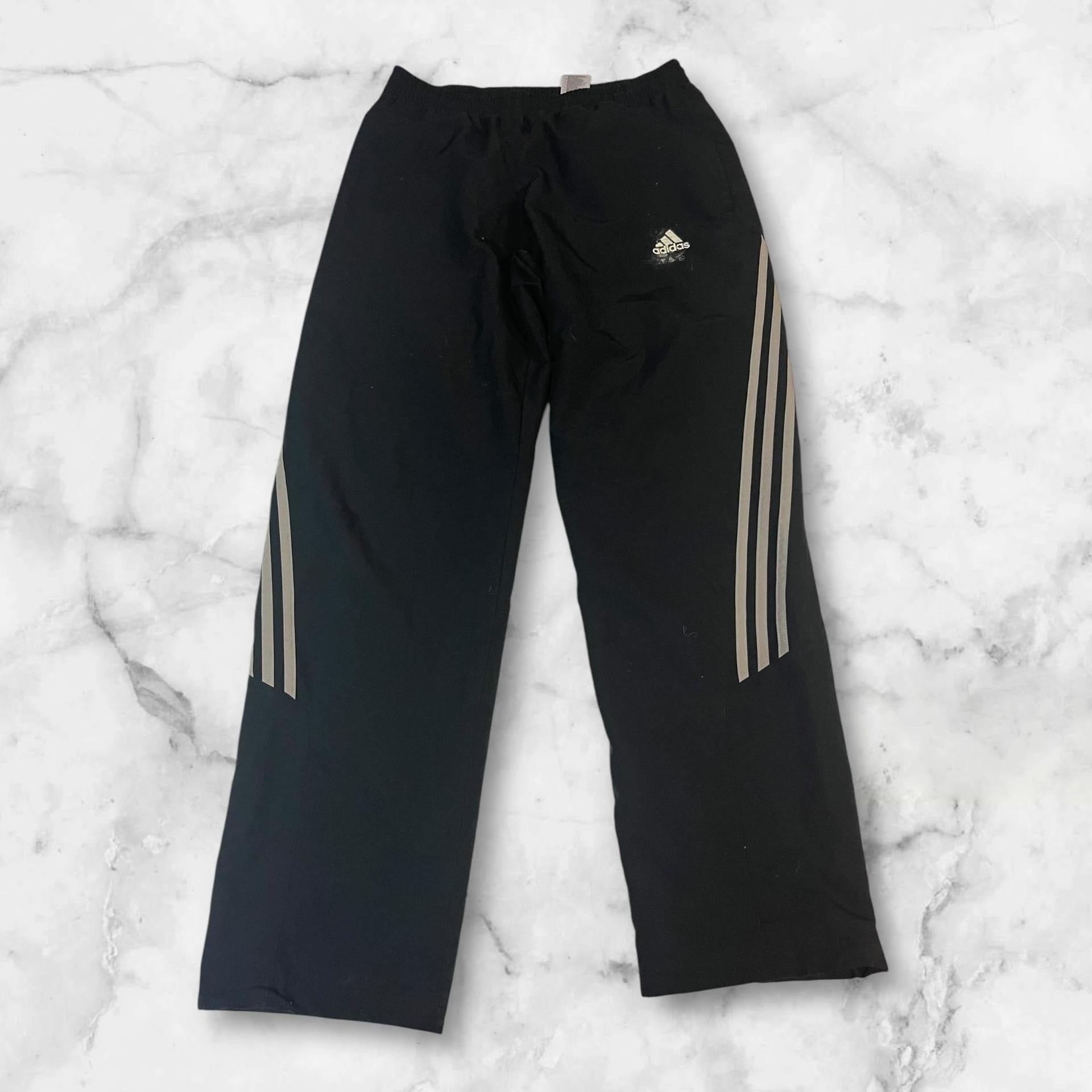 Entdecke unsere Vintage Track Pants von Nike und anderen Marken, erhältlich bei Valuxery.de - Dein Shop für trendige Vintage - Kleidung. Unsere Track Pants sind aus hochwertigen Materialien und
