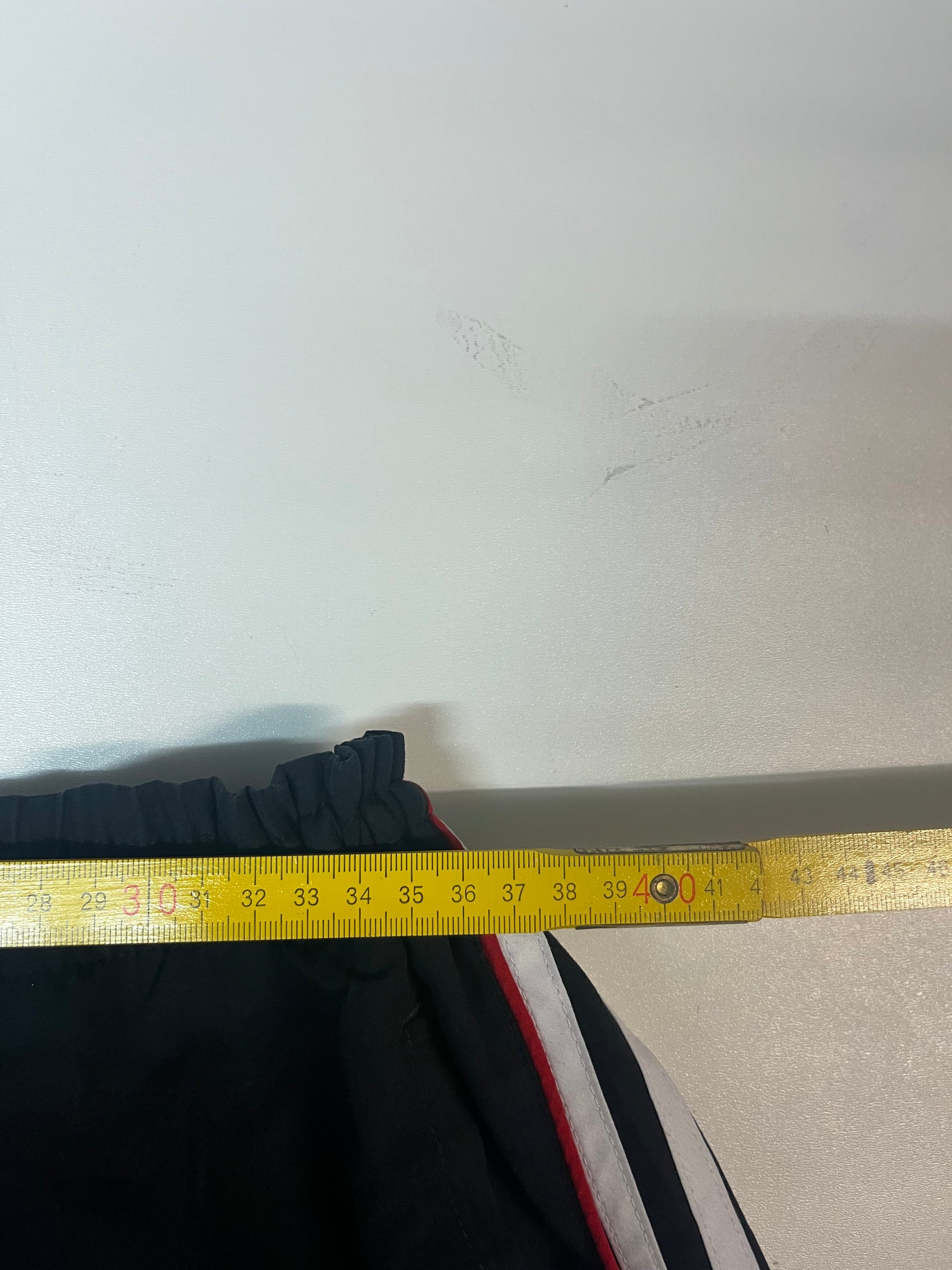 Entdecke unsere Vintage Track Pants von Nike und anderen Marken, erhältlich bei Valuxery.de - Dein Shop für trendige Vintage - Kleidung. Unsere Track Pants sind aus hochwertigen Materialien und