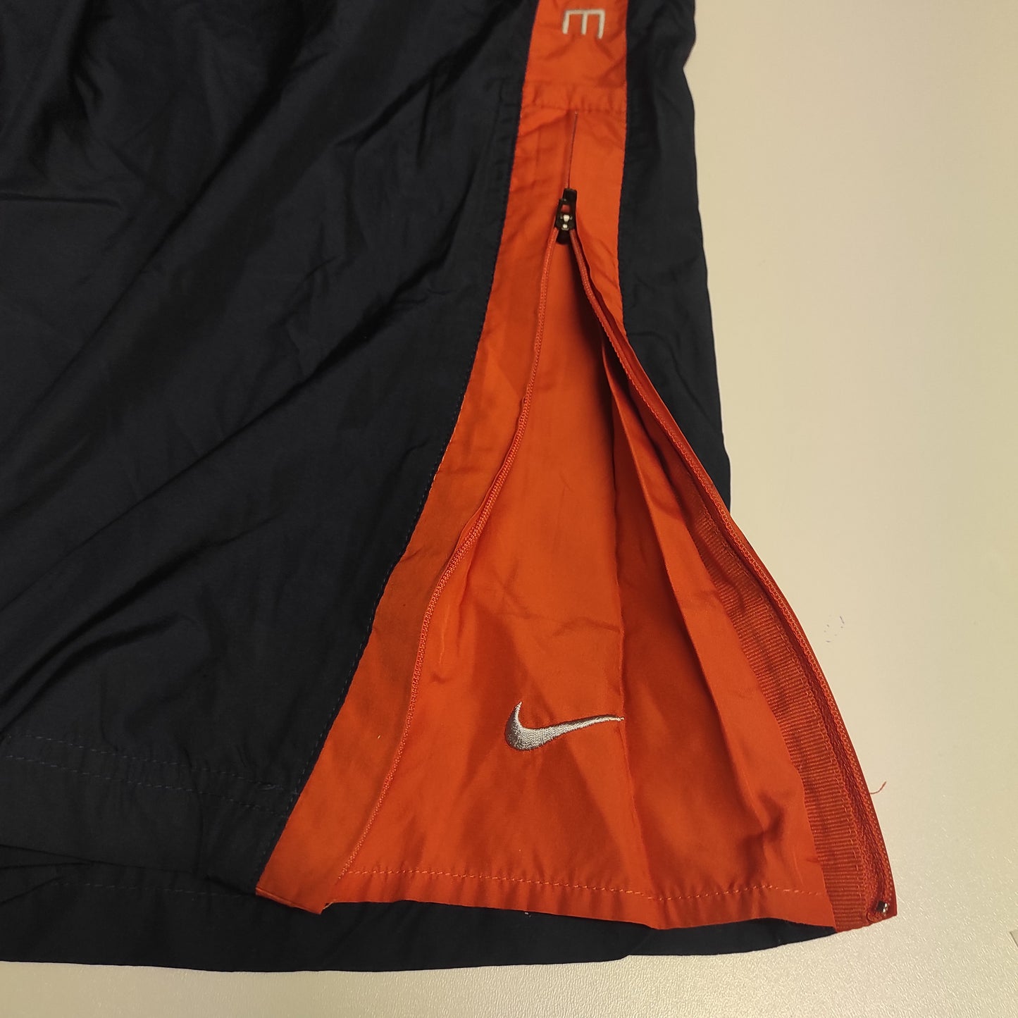 Entdecke unsere Vintage Track Pants von Nike und anderen Marken, erhältlich bei Valuxery.de - Dein Shop für trendige Vintage - Kleidung. Unsere Track Pants sind aus hochwertigen Materialien und