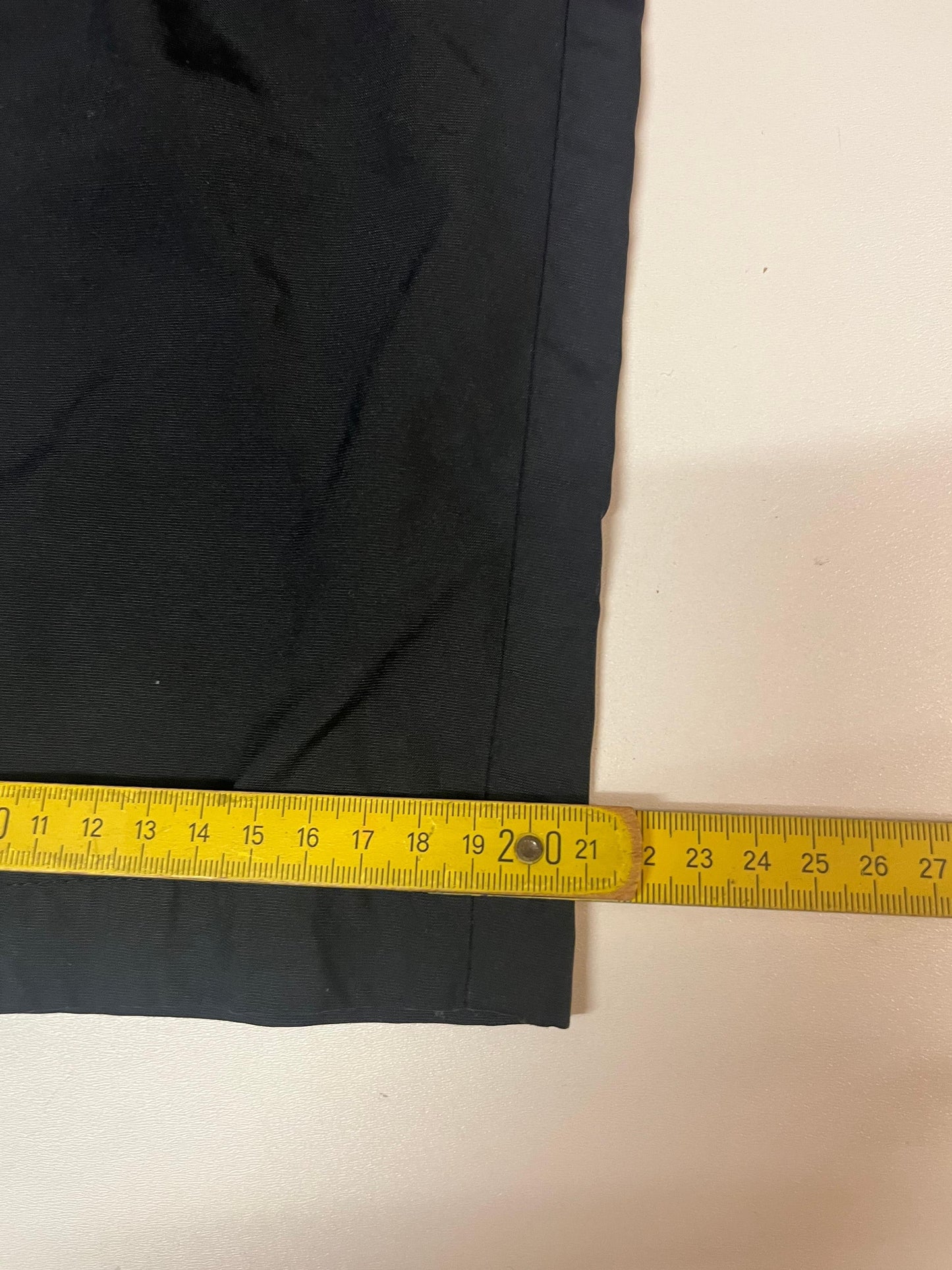 Entdecke unsere Vintage Track Pants von Nike und anderen Marken, erhältlich bei Valuxery.de - Dein Shop für trendige Vintage - Kleidung. Unsere Track Pants sind aus hochwertigen Materialien und