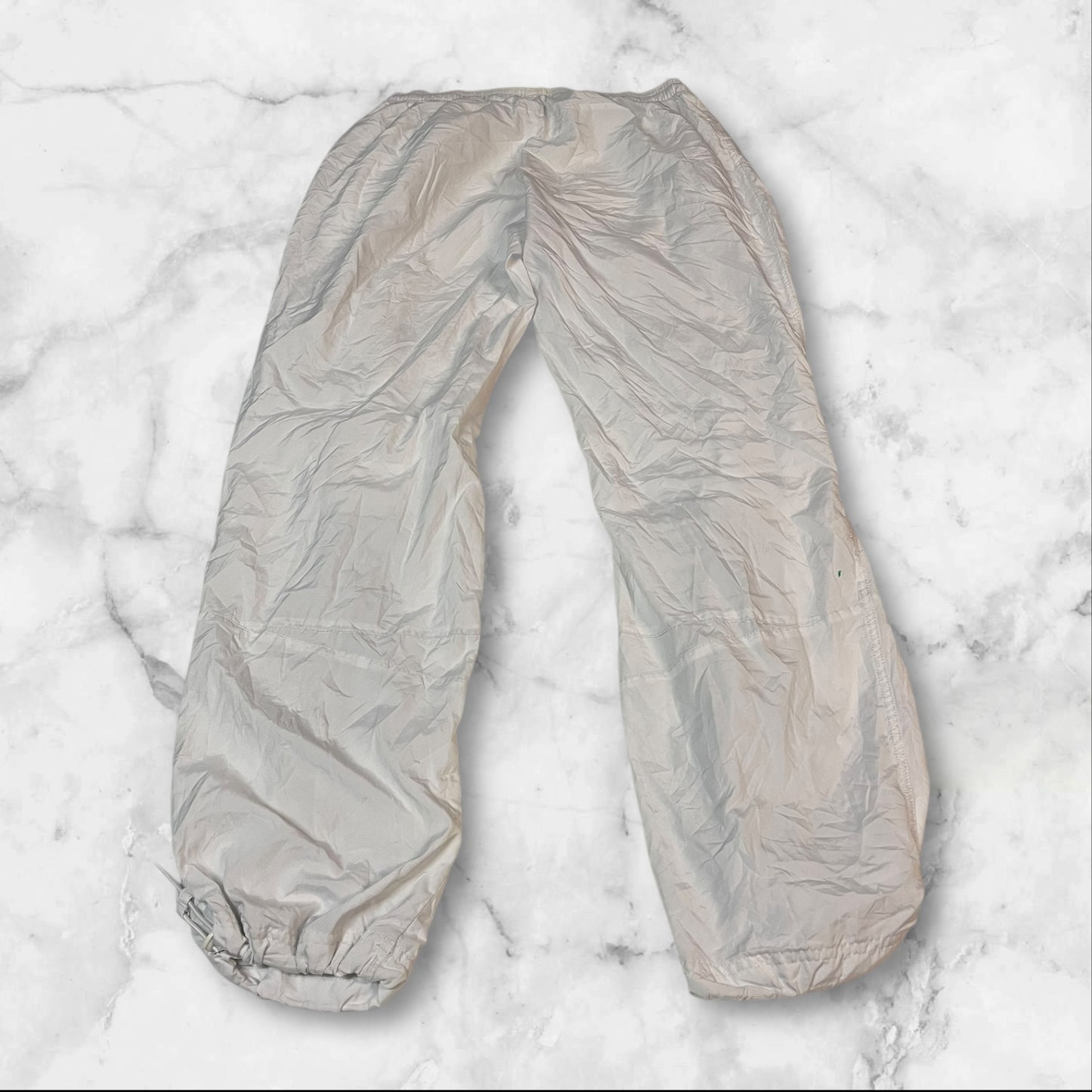 Entdecke unsere Vintage Track Pants von Nike und anderen Marken, erhältlich bei Valuxery.de - Dein Shop für trendige Vintage - Kleidung. Unsere Track Pants sind aus hochwertigen Materialien und