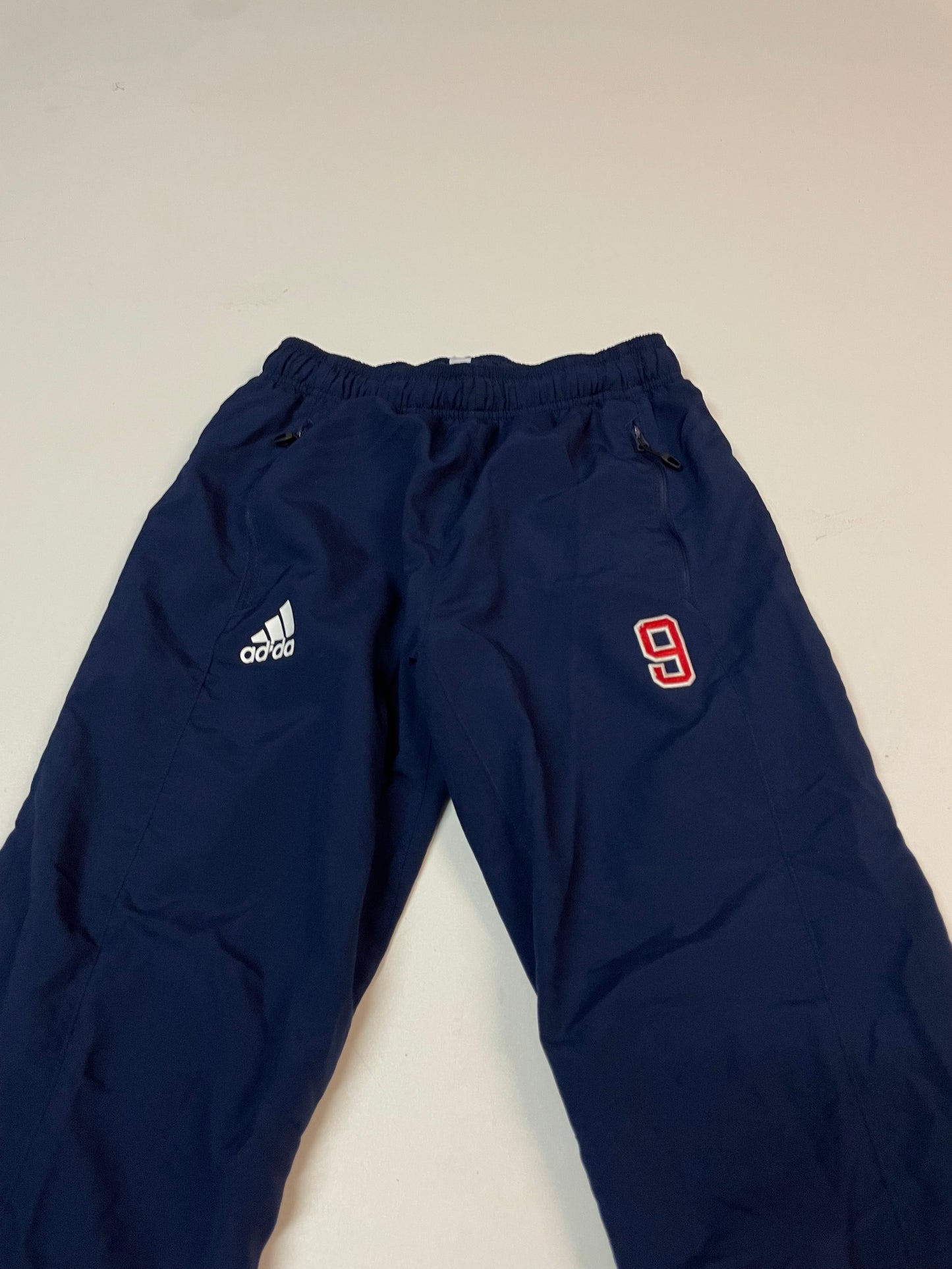 Entdecke unsere Vintage Track Pants von Nike und anderen Marken, erhältlich bei Valuxery.de - Dein Shop für trendige Vintage - Kleidung. Unsere Track Pants sind aus hochwertigen Materialien und