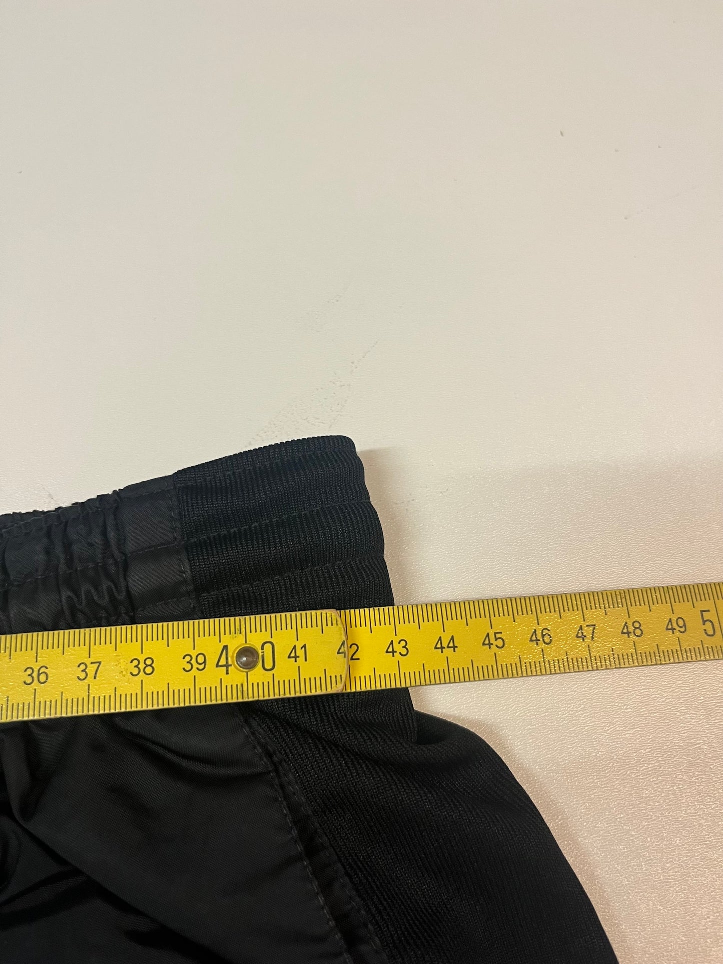 Entdecke unsere Vintage Track Pants von Nike und anderen Marken, erhältlich bei Valuxery.de - Dein Shop für trendige Vintage - Kleidung. Unsere Track Pants sind aus hochwertigen Materialien und
