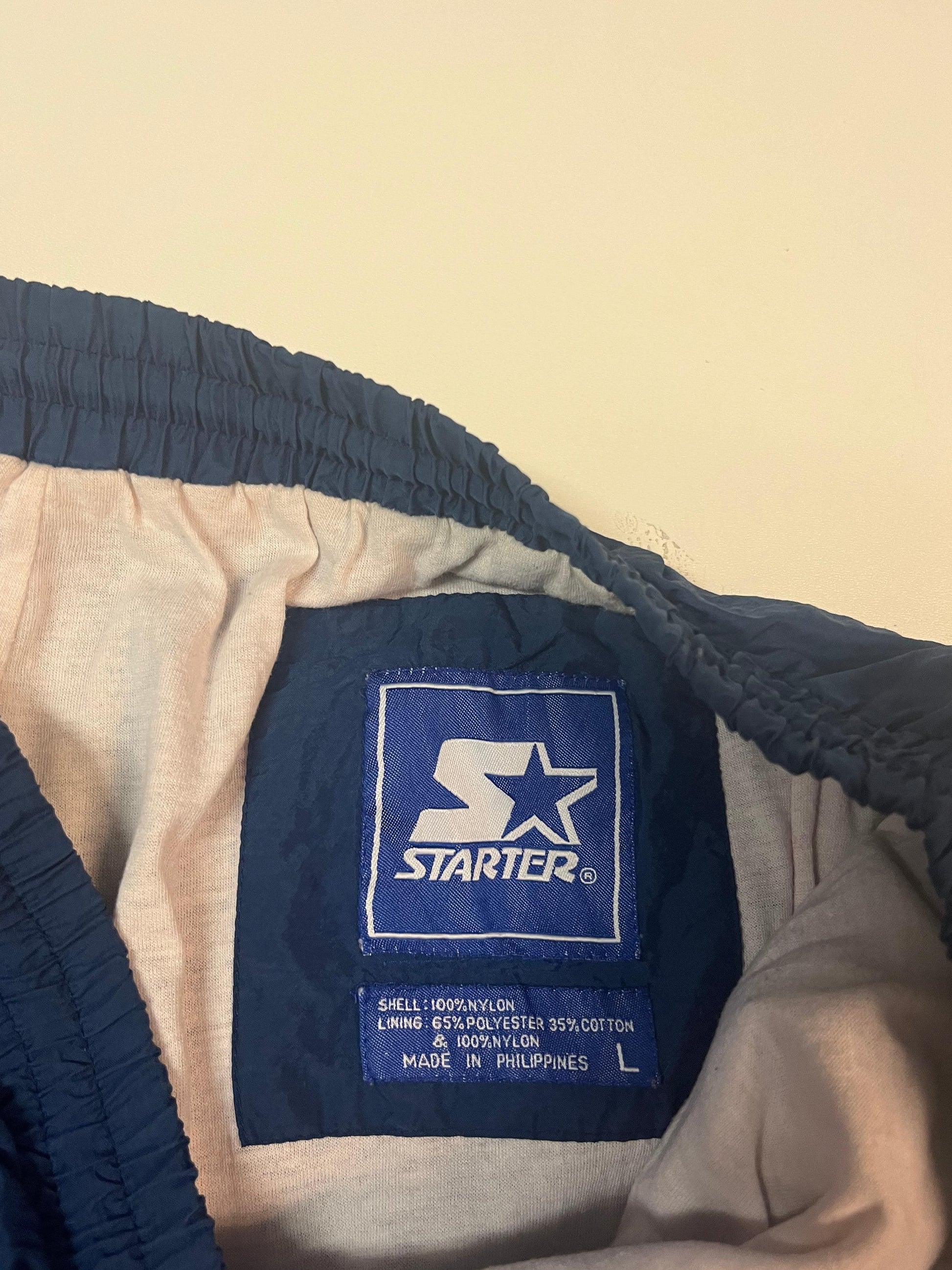 Entdecke unsere Vintage Track Pants von Nike und anderen Marken, erhältlich bei Valuxery.de - Dein Shop für trendige Vintage - Kleidung. Unsere Track Pants sind aus hochwertigen Materialien und