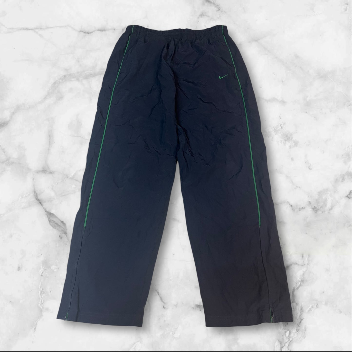 Entdecke unsere Vintage Track Pants von Nike und anderen Marken, erhältlich bei Valuxery.de - Dein Shop für trendige Vintage - Kleidung. Unsere Track Pants sind aus hochwertigen Materialien und