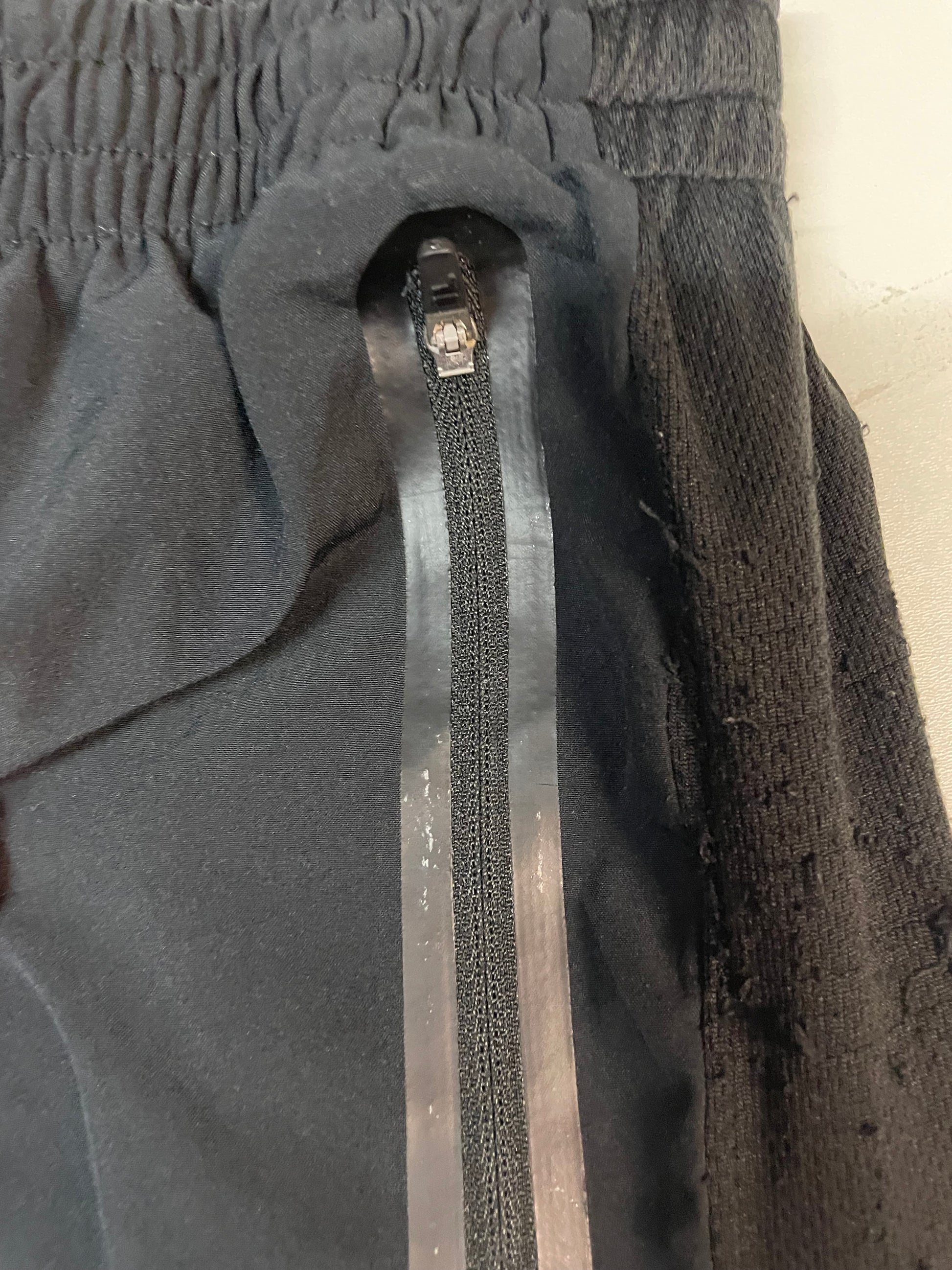 Entdecke unsere Vintage Track Pants von Nike und anderen Marken, erhältlich bei Valuxery.de - Dein Shop für trendige Vintage - Kleidung. Unsere Track Pants sind aus hochwertigen Materialien und