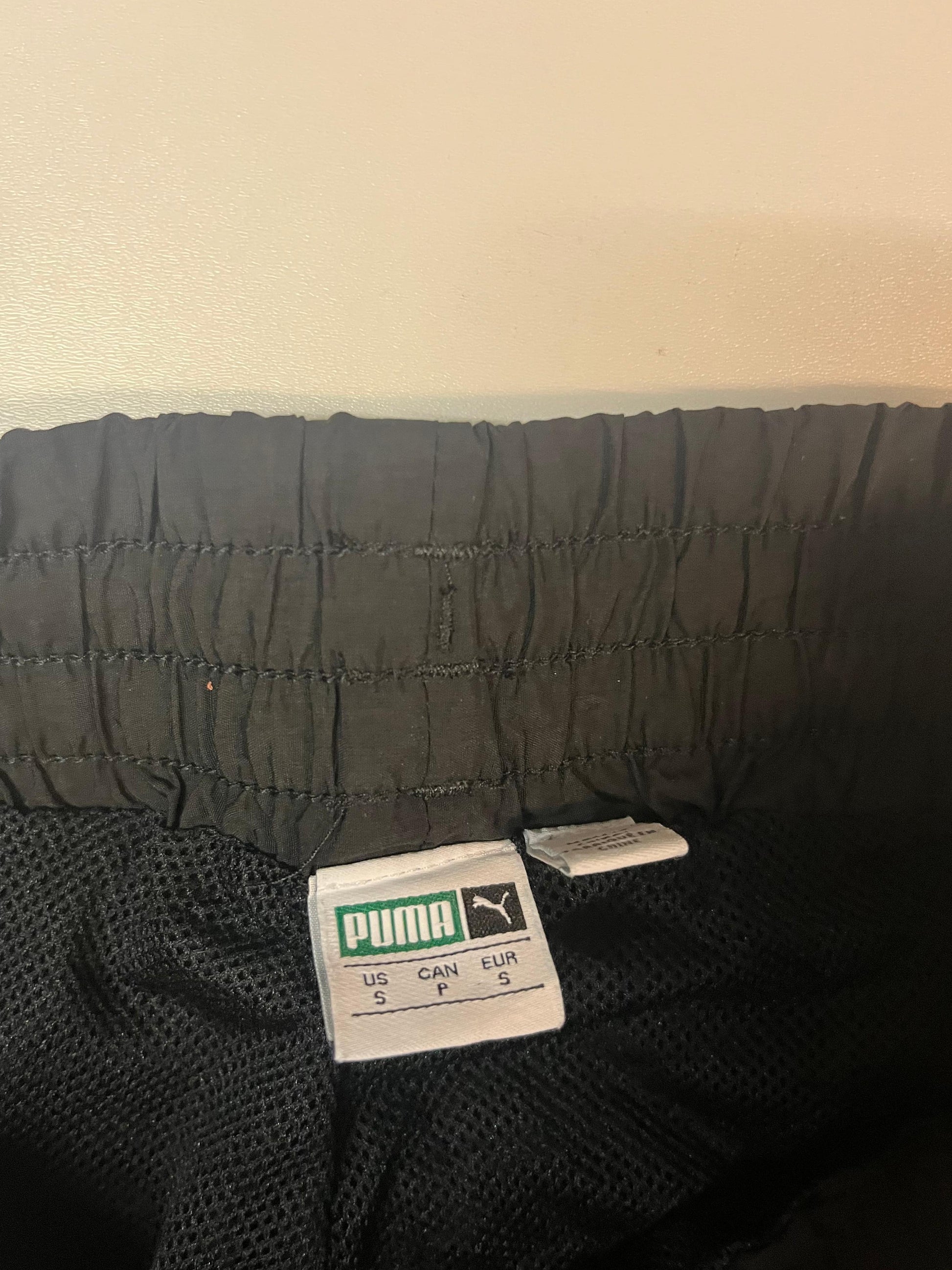 Entdecke unsere Vintage Track Pants von Nike und anderen Marken, erhältlich bei Valuxery.de - Dein Shop für trendige Vintage - Kleidung. Unsere Track Pants sind aus hochwertigen Materialien und