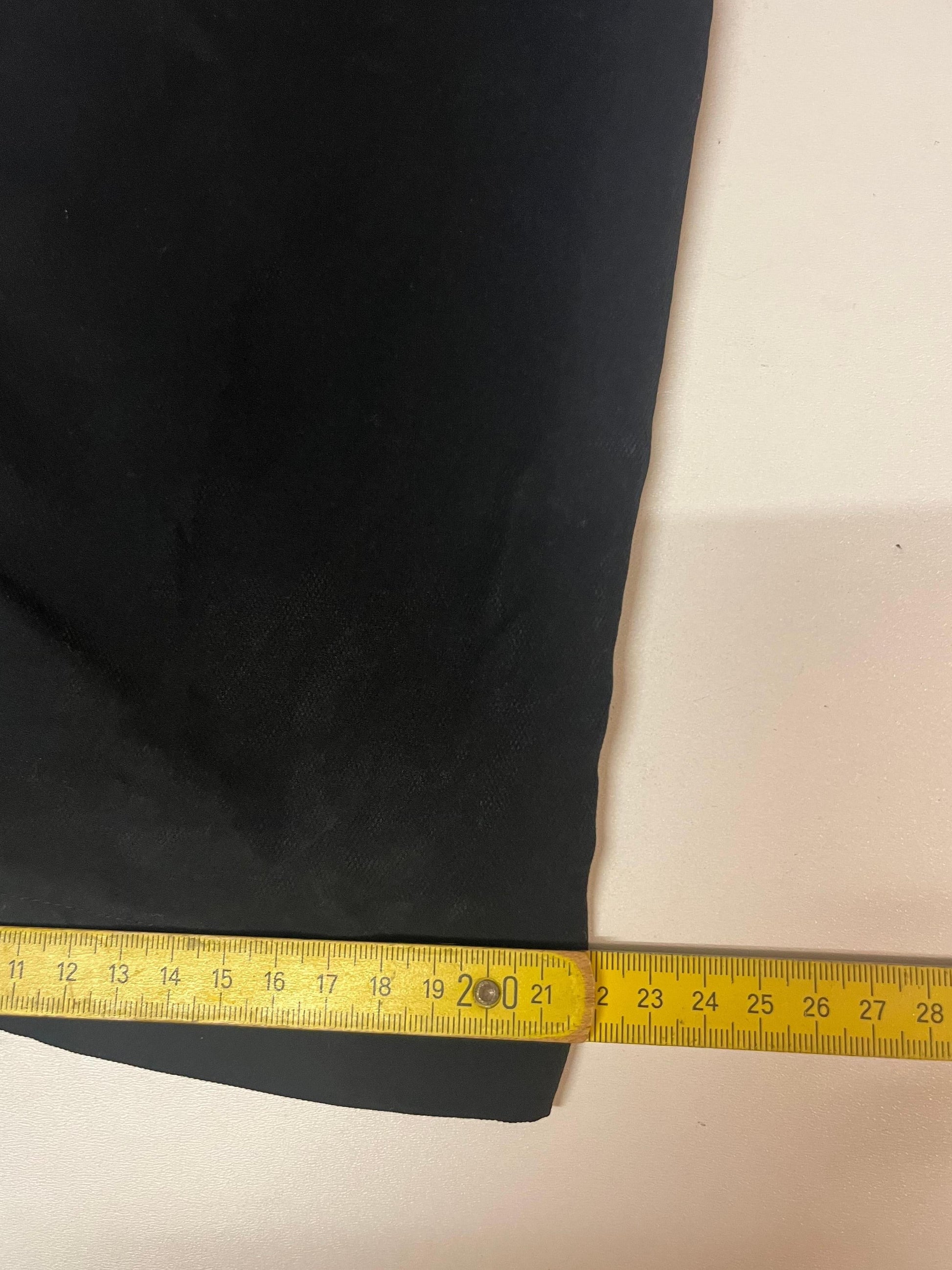 Entdecke unsere Vintage Track Pants von Nike und anderen Marken, erhältlich bei Valuxery.de - Dein Shop für trendige Vintage - Kleidung. Unsere Track Pants sind aus hochwertigen Materialien und