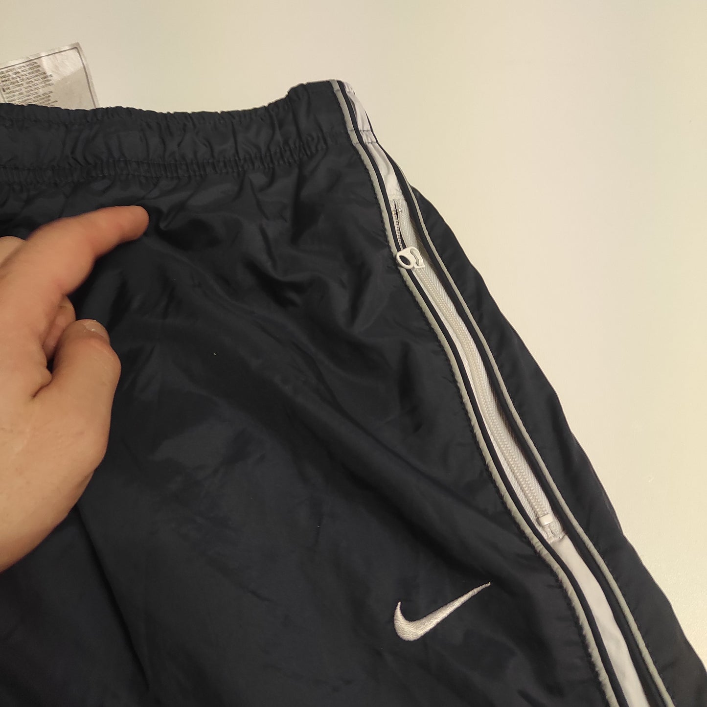 Entdecke unsere Vintage Track Pants von Nike und anderen Marken, erhältlich bei Valuxery.de - Dein Shop für trendige Vintage - Kleidung. Unsere Track Pants sind aus hochwertigen Materialien und
