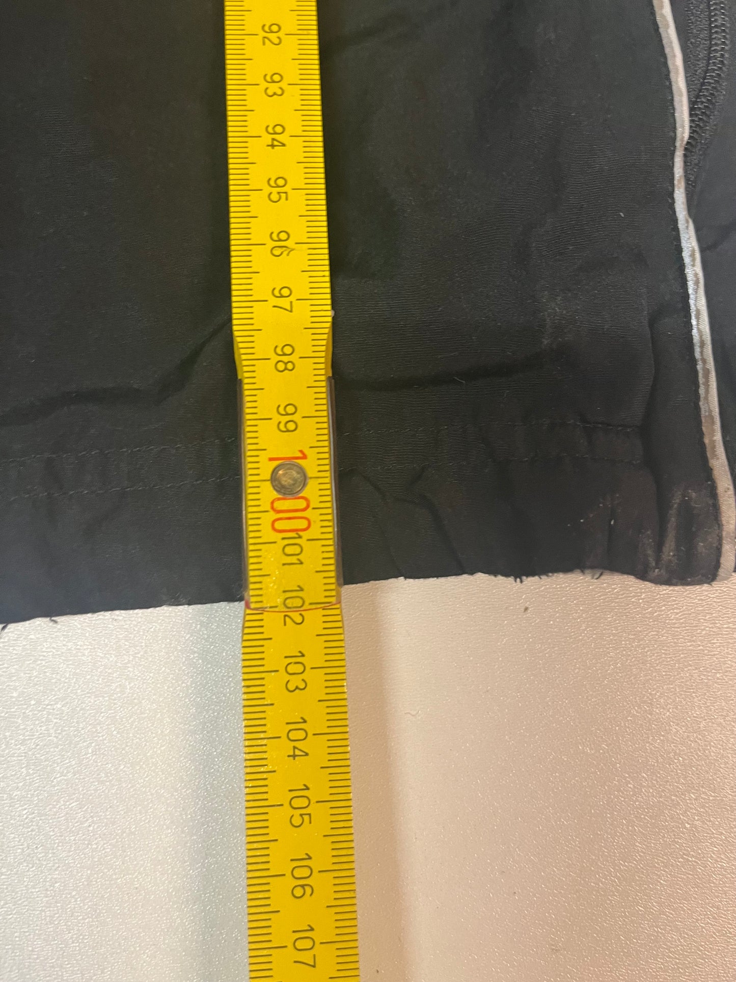 Entdecke unsere Vintage Track Pants von Nike und anderen Marken, erhältlich bei Valuxery.de - Dein Shop für trendige Vintage - Kleidung. Unsere Track Pants sind aus hochwertigen Materialien und