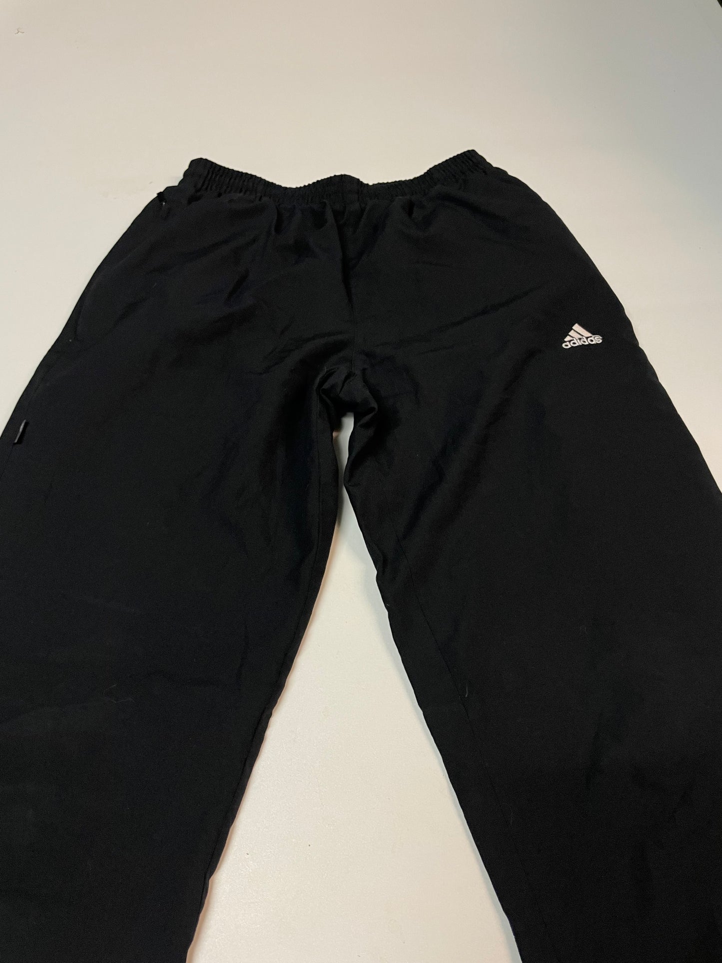 Entdecke unsere Vintage Track Pants von Nike und anderen Marken, erhältlich bei Valuxery.de - Dein Shop für trendige Vintage - Kleidung. Unsere Track Pants sind aus hochwertigen Materialien und