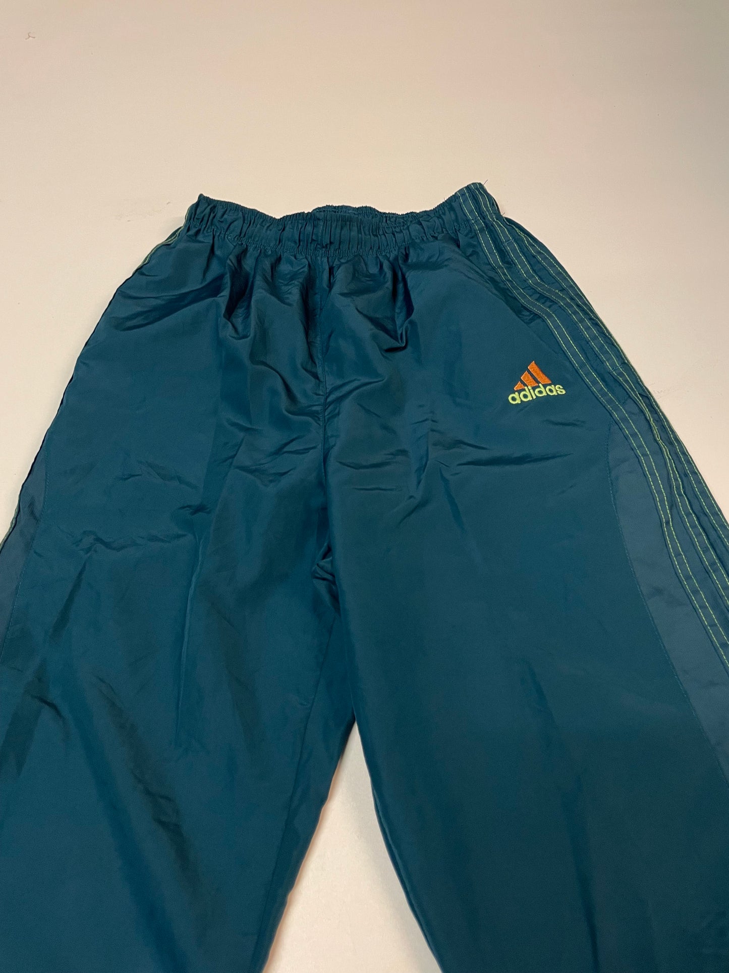 Entdecke unsere Vintage Track Pants von Nike und anderen Marken, erhältlich bei Valuxery.de - Dein Shop für trendige Vintage - Kleidung. Unsere Track Pants sind aus hochwertigen Materialien und