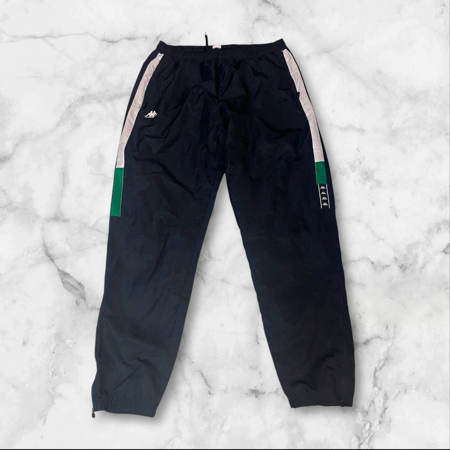 Entdecke unsere Vintage Track Pants von Nike und anderen Marken, erhältlich bei Valuxery.de - Dein Shop für trendige Vintage - Kleidung. Unsere Track Pants sind aus hochwertigen Materialien und