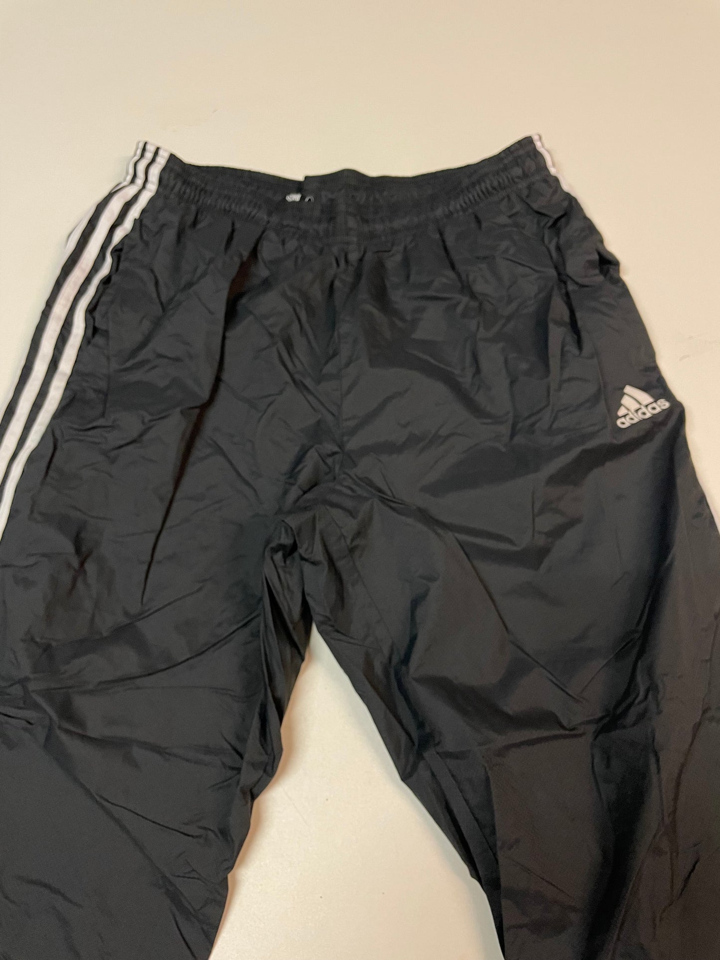Entdecke unsere Vintage Track Pants von Nike und anderen Marken, erhältlich bei Valuxery.de - Dein Shop für trendige Vintage - Kleidung. Unsere Track Pants sind aus hochwertigen Materialien und