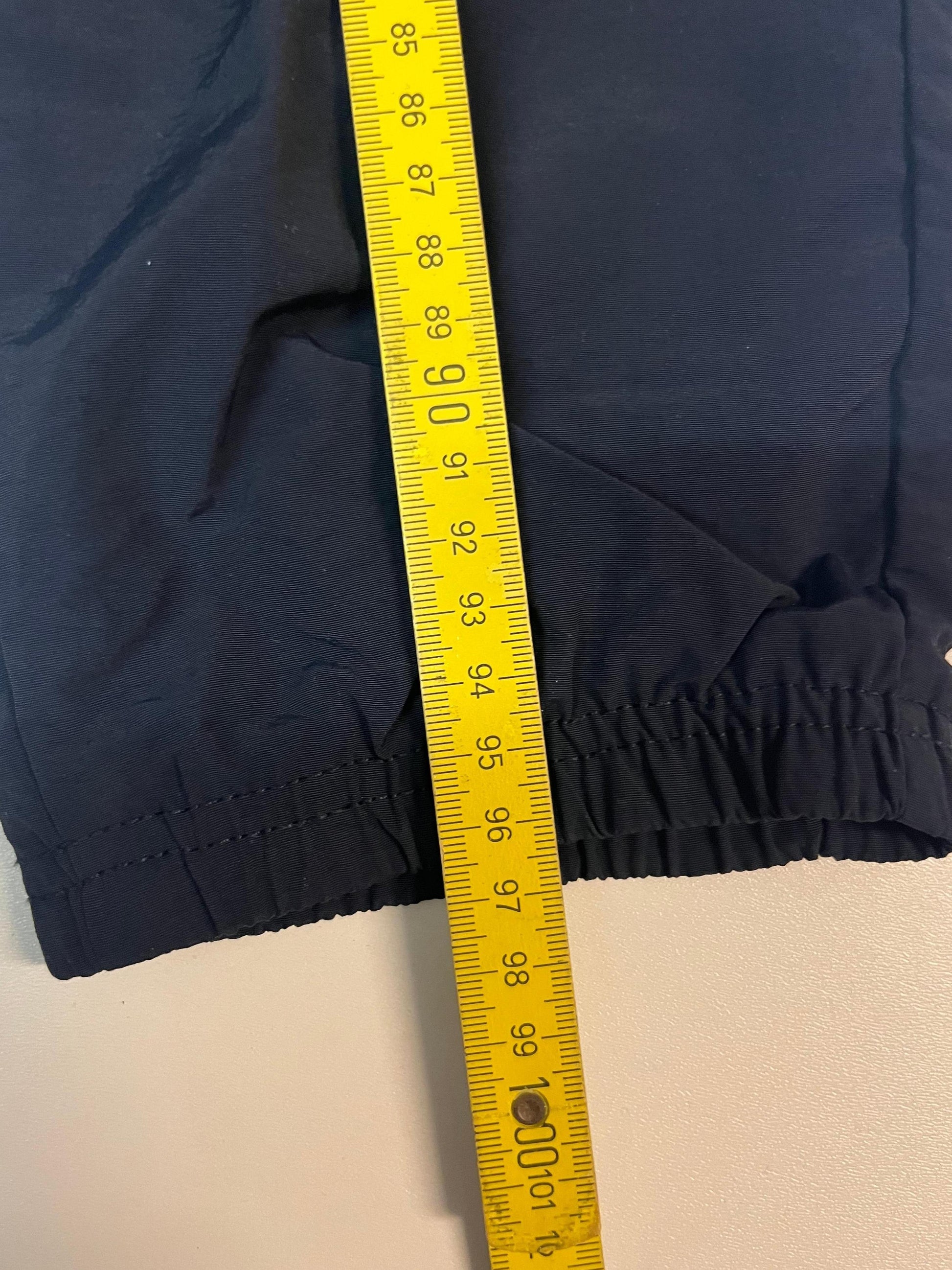 Entdecke unsere Vintage Track Pants von Nike und anderen Marken, erhältlich bei Valuxery.de - Dein Shop für trendige Vintage - Kleidung. Unsere Track Pants sind aus hochwertigen Materialien und