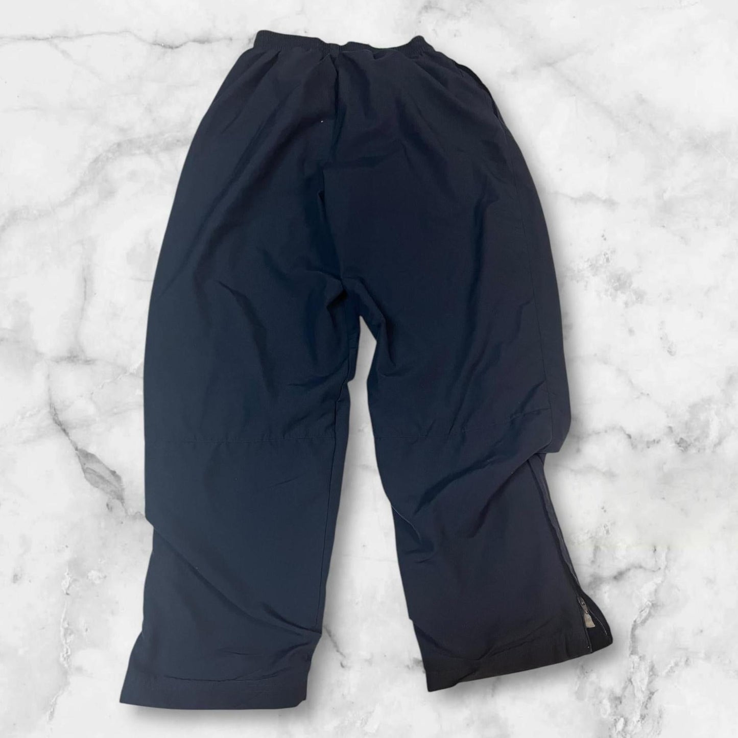 Entdecke unsere Vintage Track Pants von Nike und anderen Marken, erhältlich bei Valuxery.de - Dein Shop für trendige Vintage - Kleidung. Unsere Track Pants sind aus hochwertigen Materialien und