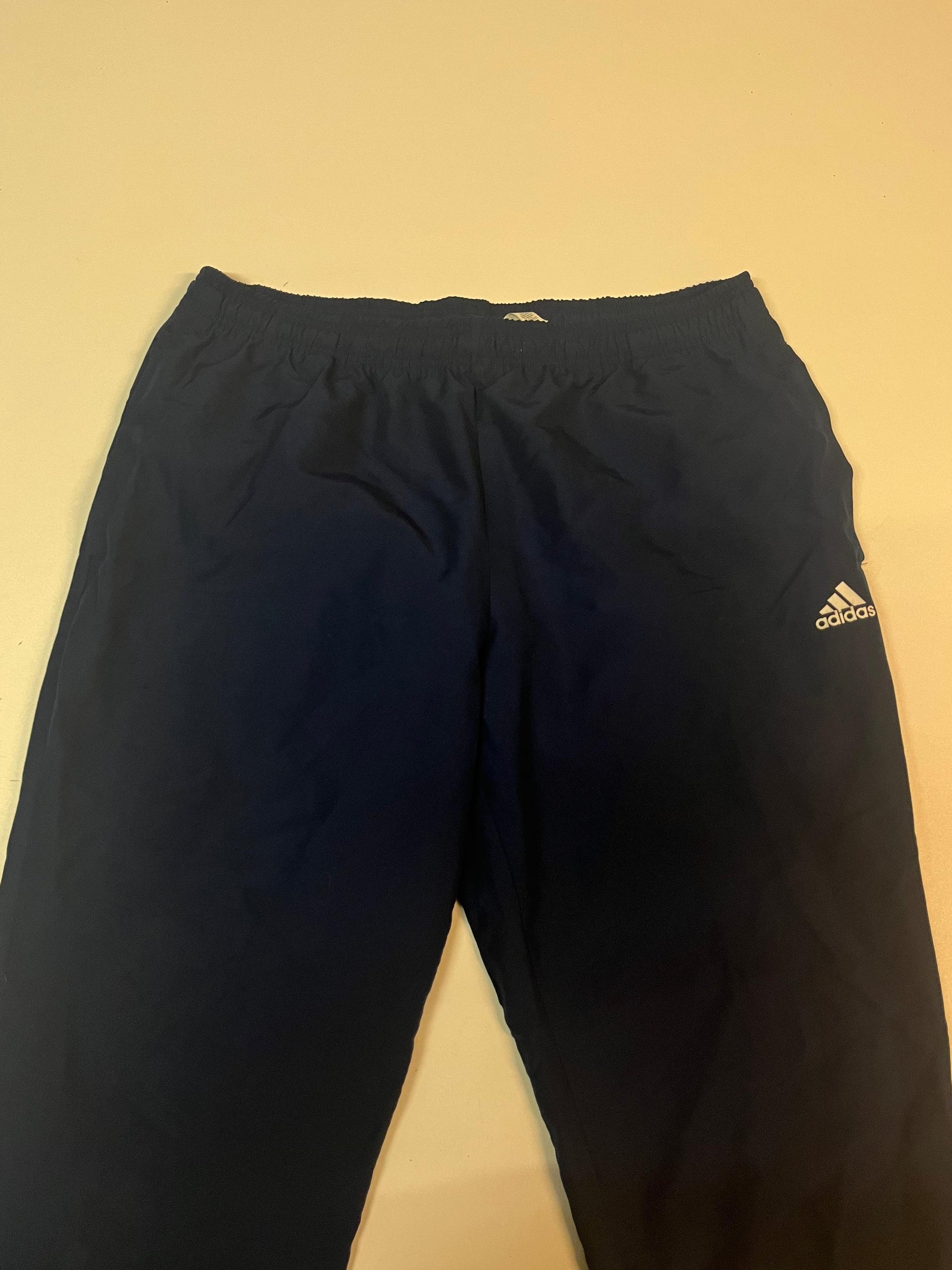 Entdecke unsere Vintage Track Pants von Nike und anderen Marken, erhältlich bei Valuxery.de - Dein Shop für trendige Vintage - Kleidung. Unsere Track Pants sind aus hochwertigen Materialien und
