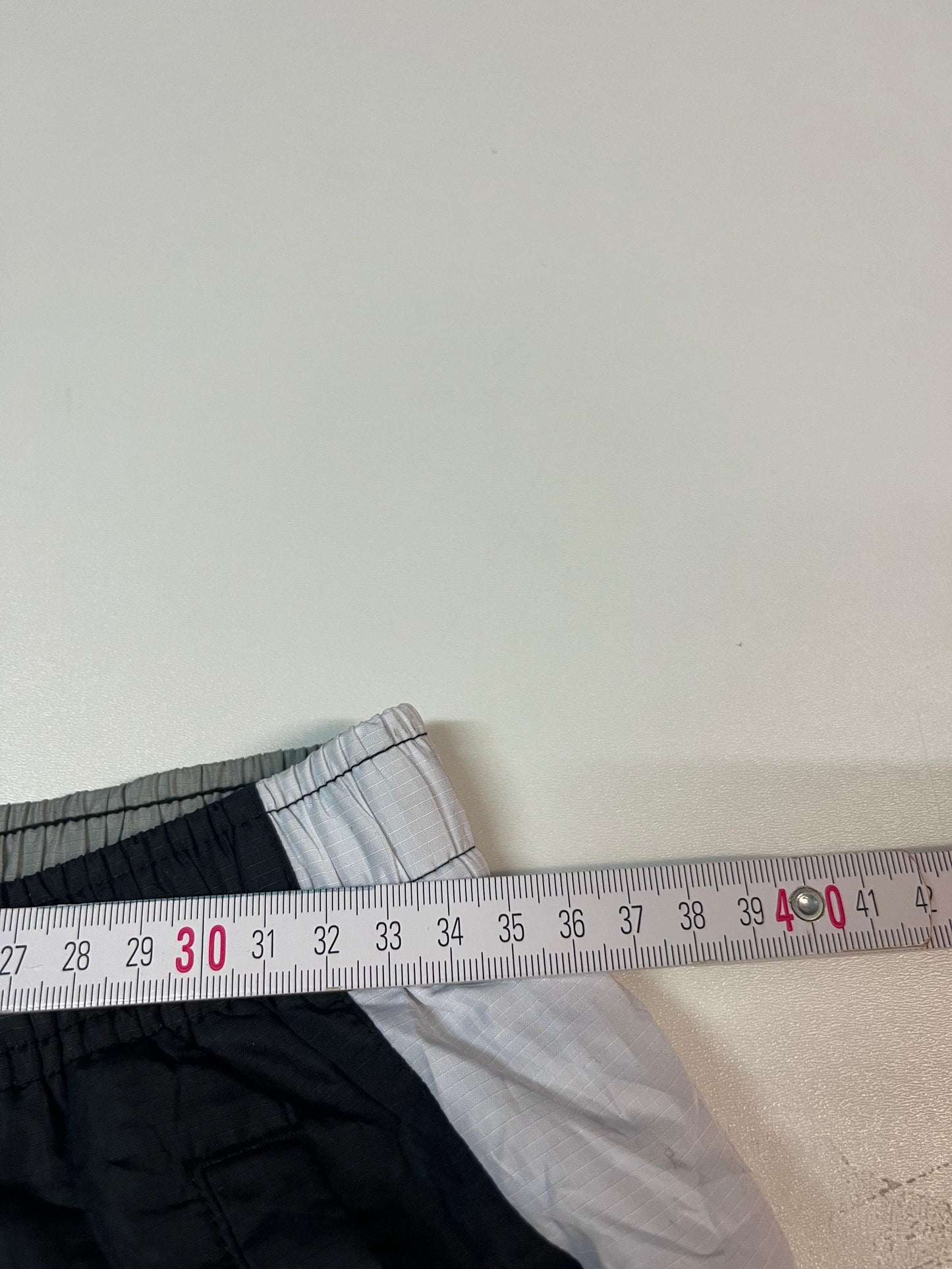 Entdecke unsere Vintage Track Pants von Nike und anderen Marken, erhältlich bei Valuxery.de - Dein Shop für trendige Vintage - Kleidung. Unsere Track Pants sind aus hochwertigen Materialien und