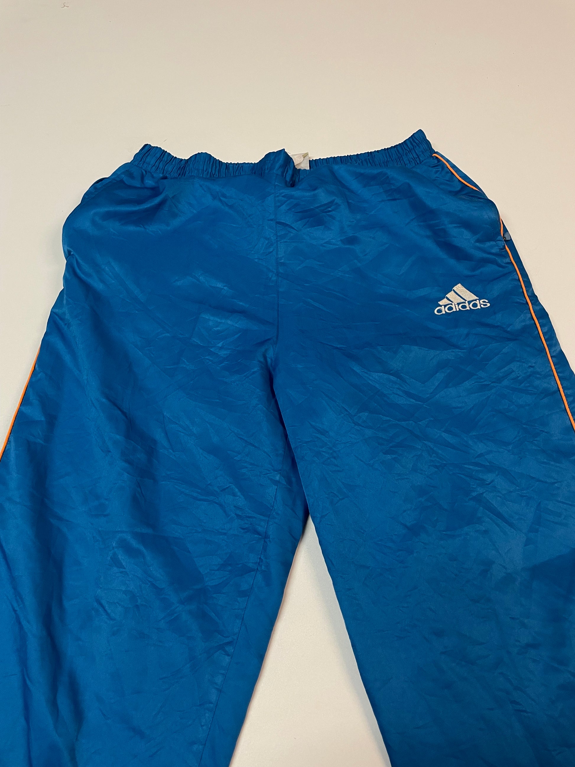 Entdecke unsere Vintage Track Pants von Nike und anderen Marken, erhältlich bei Valuxery.de - Dein Shop für trendige Vintage - Kleidung. Unsere Track Pants sind aus hochwertigen Materialien und