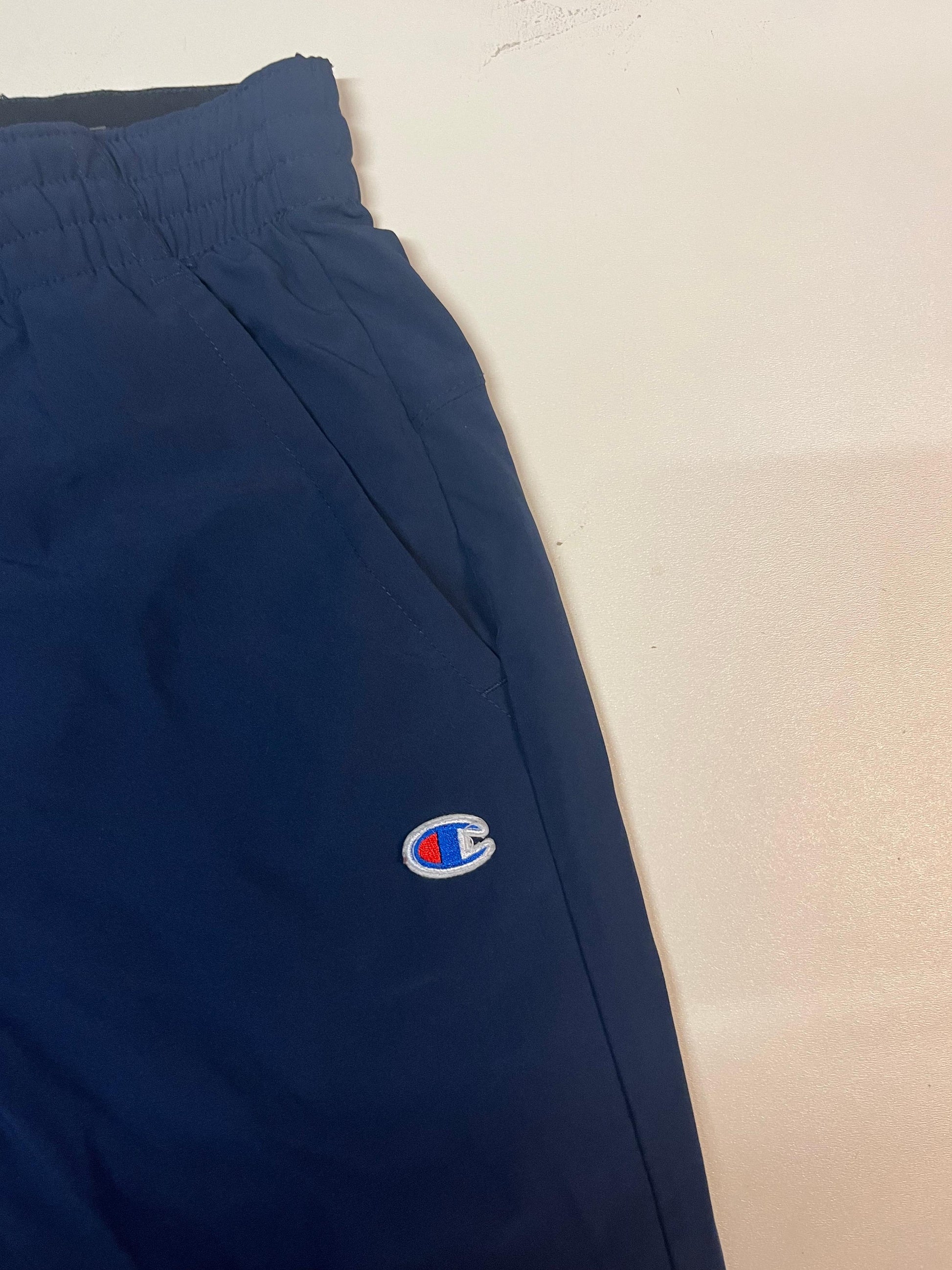 Entdecke unsere Vintage Track Pants von Nike und anderen Marken, erhältlich bei Valuxery.de - Dein Shop für trendige Vintage - Kleidung. Unsere Track Pants sind aus hochwertigen Materialien und