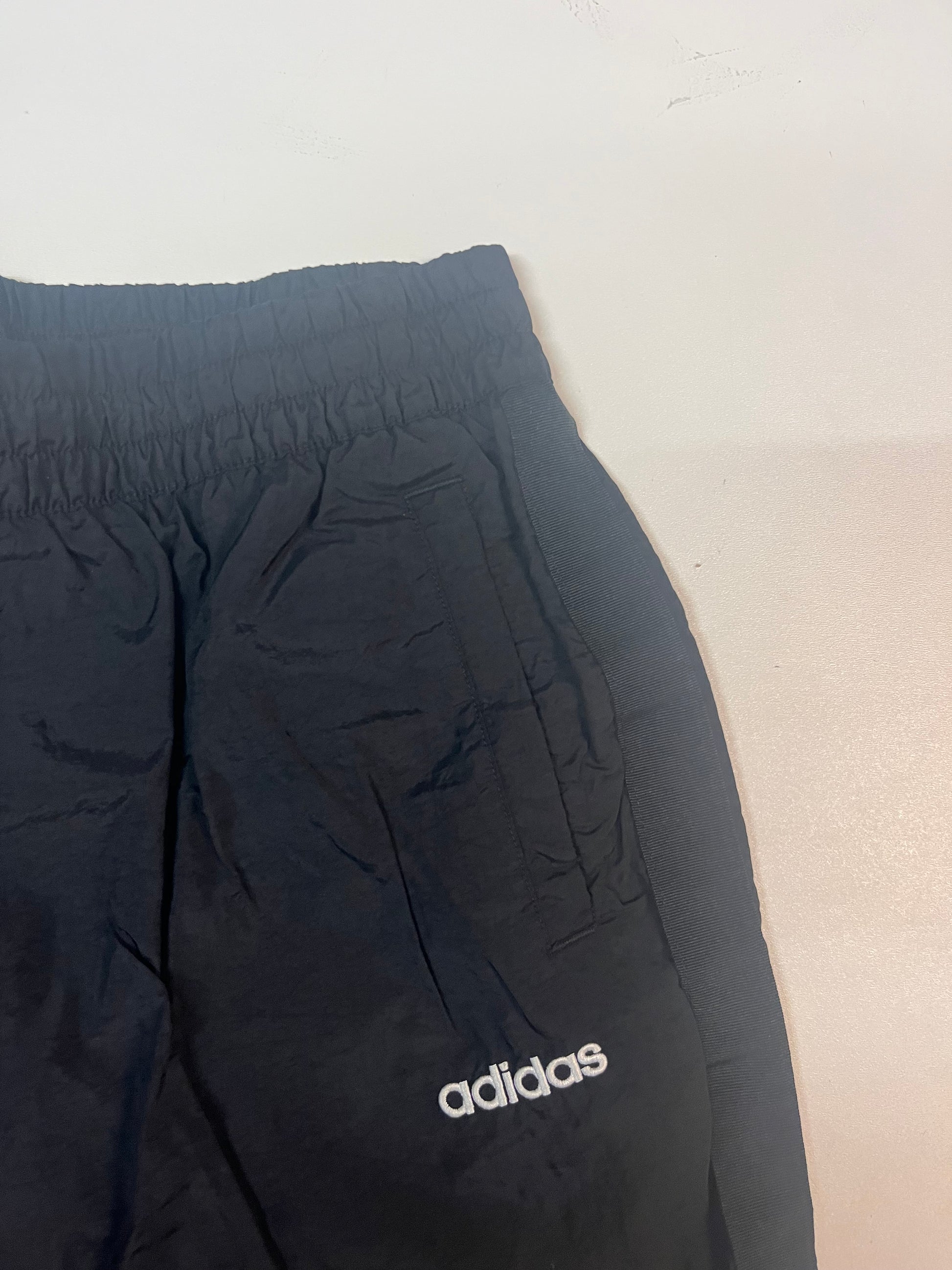 Entdecke unsere Vintage Track Pants von Nike und anderen Marken, erhältlich bei Valuxery.de - Dein Shop für trendige Vintage - Kleidung. Unsere Track Pants sind aus hochwertigen Materialien und