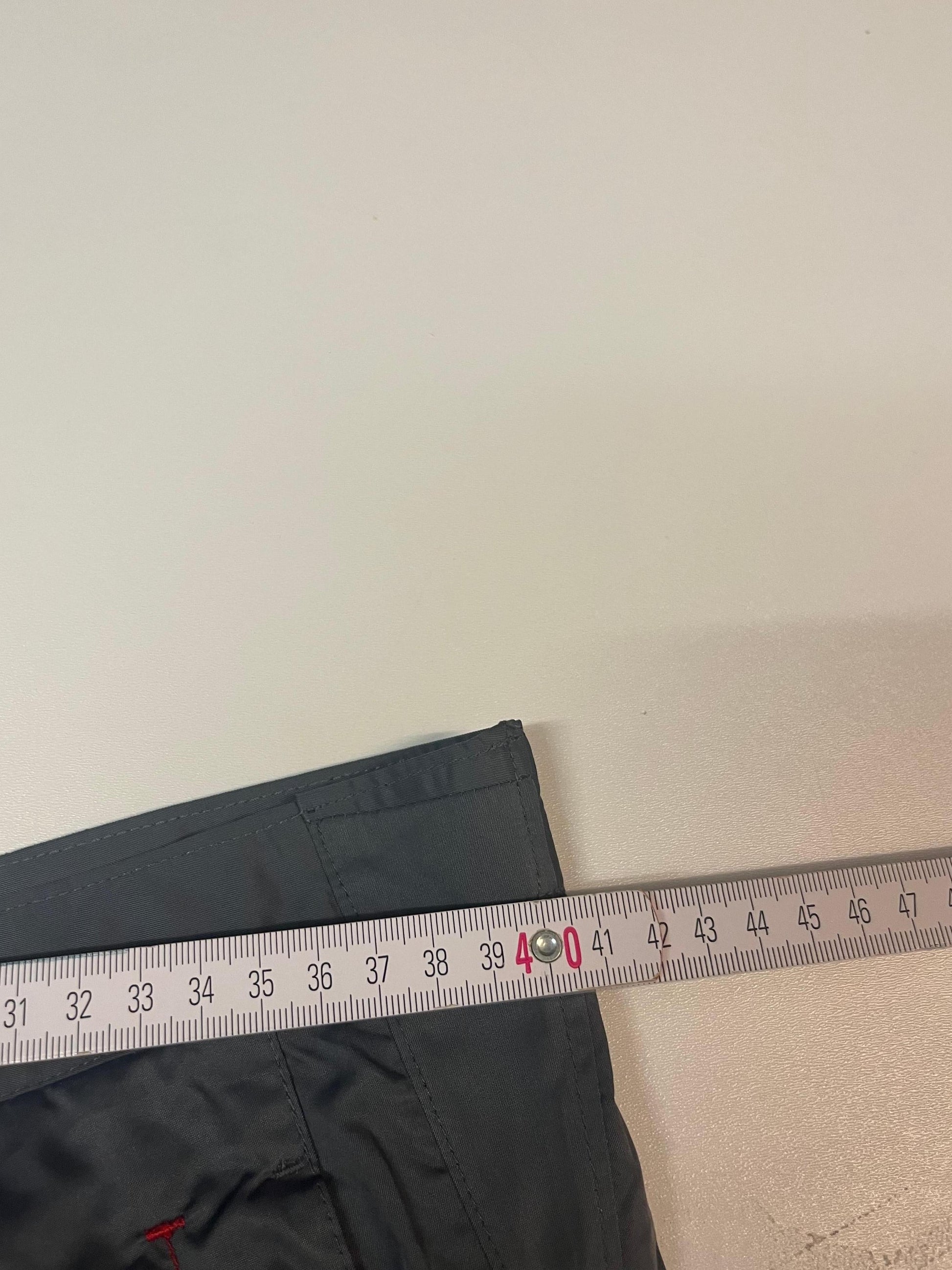 Entdecke unsere Vintage Track Pants von Nike und anderen Marken, erhältlich bei Valuxery.de - Dein Shop für trendige Vintage - Kleidung. Unsere Track Pants sind aus hochwertigen Materialien und