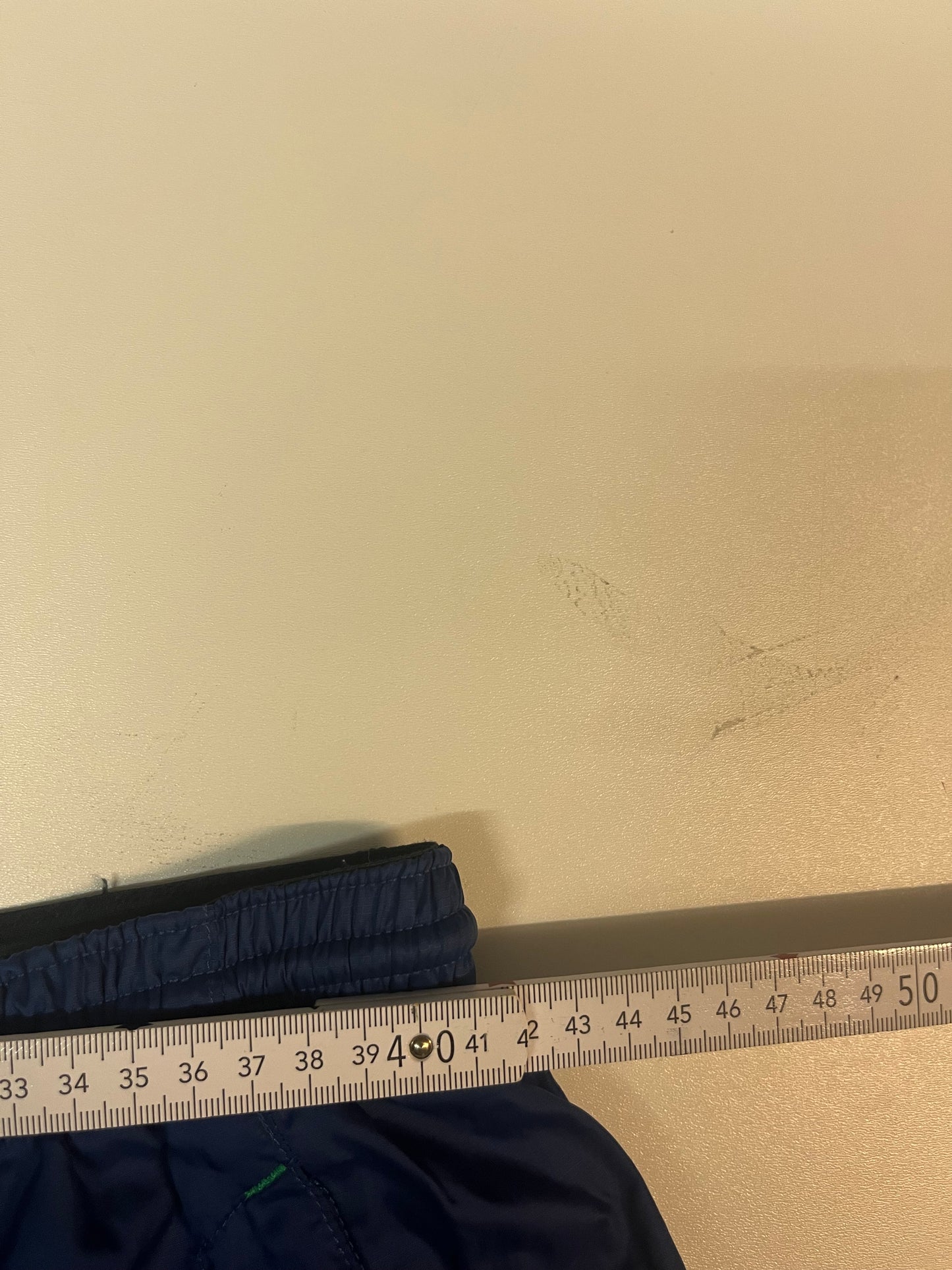 Entdecke unsere Vintage Track Pants von Nike und anderen Marken, erhältlich bei Valuxery.de - Dein Shop für trendige Vintage - Kleidung. Unsere Track Pants sind aus hochwertigen Materialien und