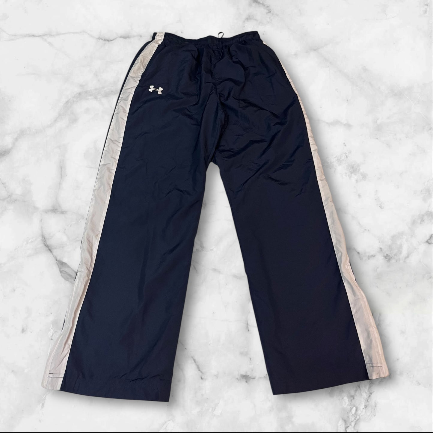 Entdecke unsere Vintage Track Pants von Nike und anderen Marken, erhältlich bei Valuxery.de - Dein Shop für trendige Vintage - Kleidung. Unsere Track Pants sind aus hochwertigen Materialien und