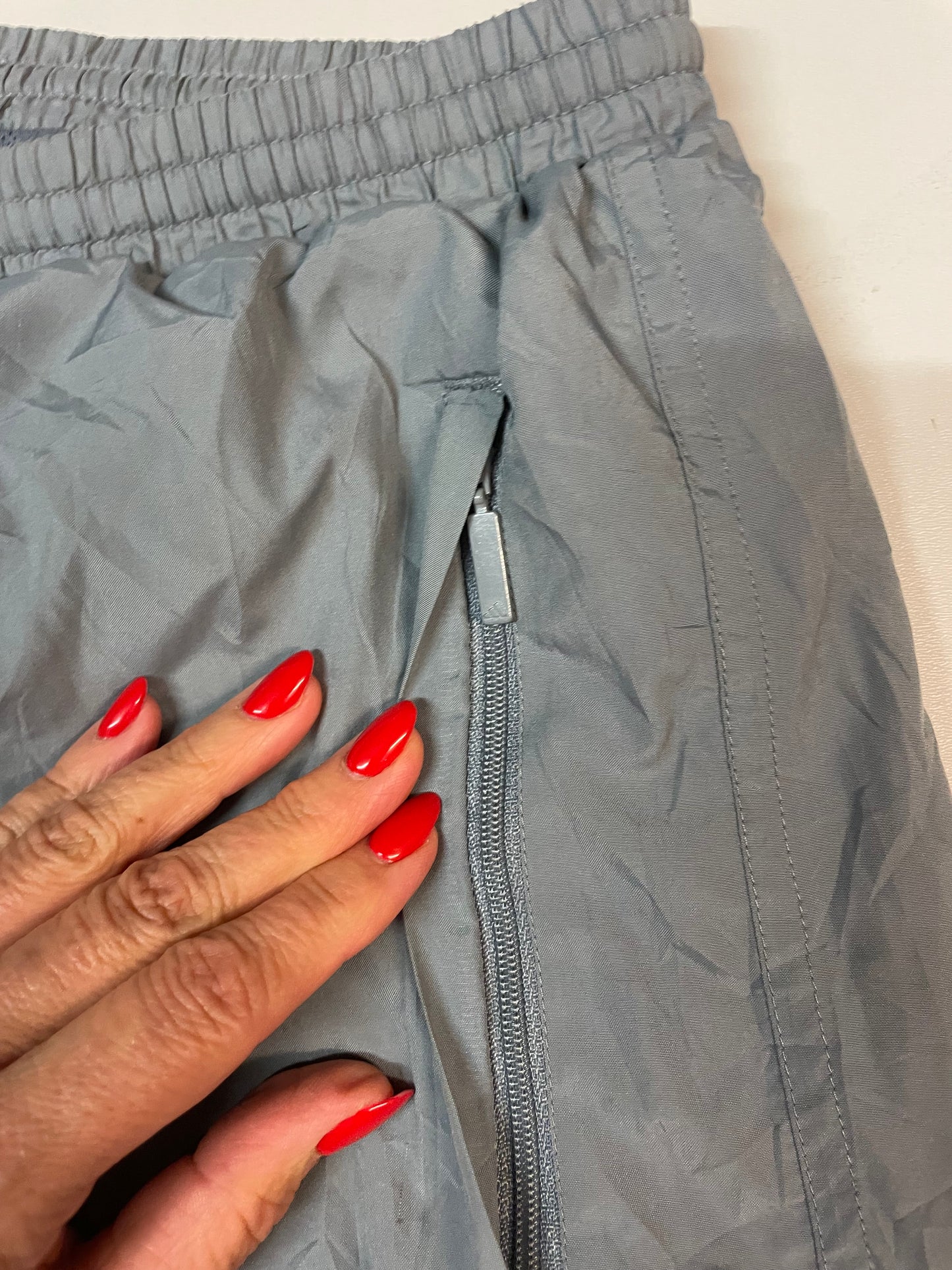 Entdecke unsere Vintage Track Pants von Nike und anderen Marken, erhältlich bei Valuxery.de - Dein Shop für trendige Vintage - Kleidung. Unsere Track Pants sind aus hochwertigen Materialien und