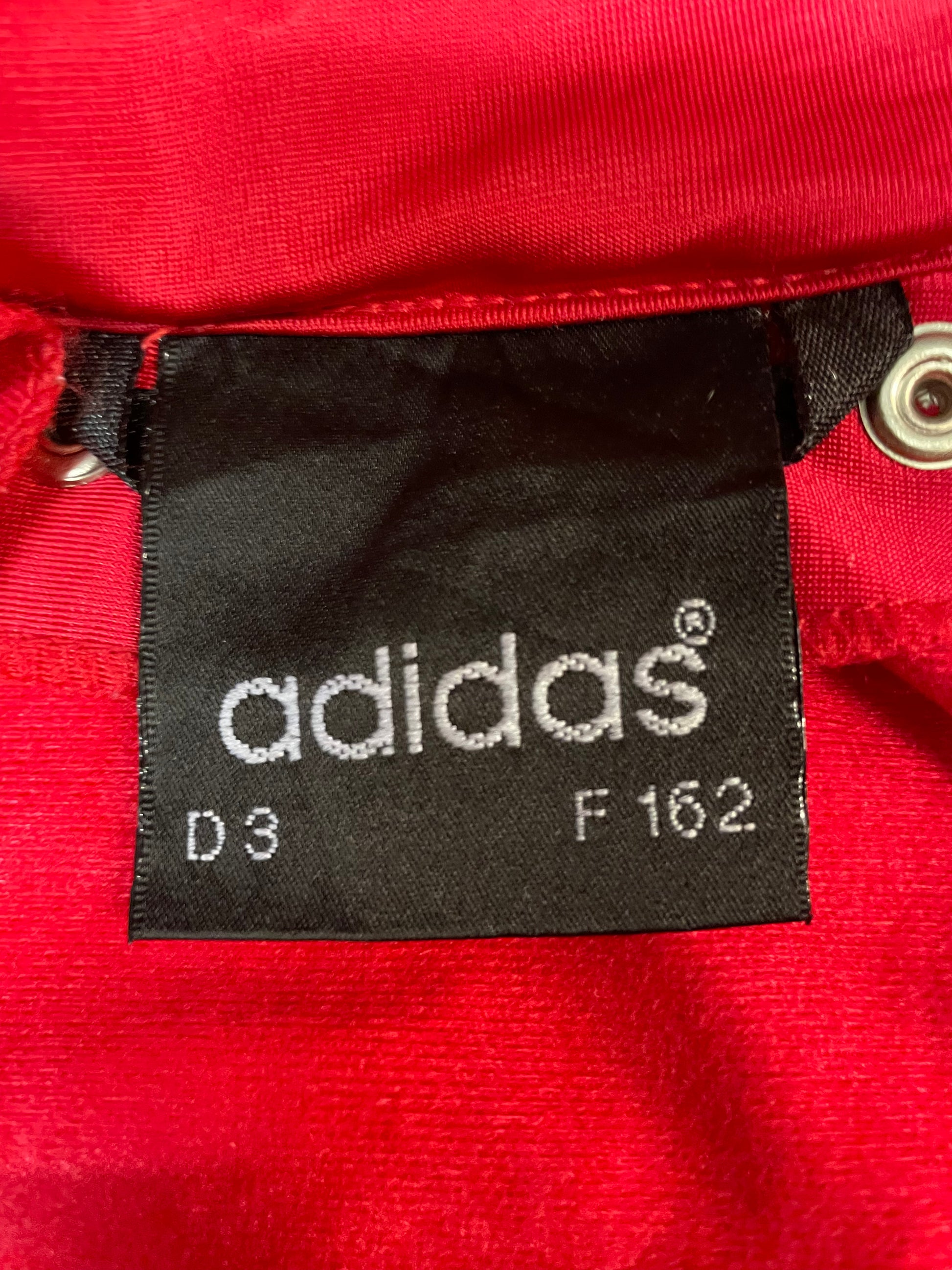 Entdecke unsere Vintage Track Pants von Nike und anderen Marken, erhältlich bei Valuxery.de - Dein Shop für trendige Vintage - Kleidung. Unsere Track Pants sind aus hochwertigen Materialien und