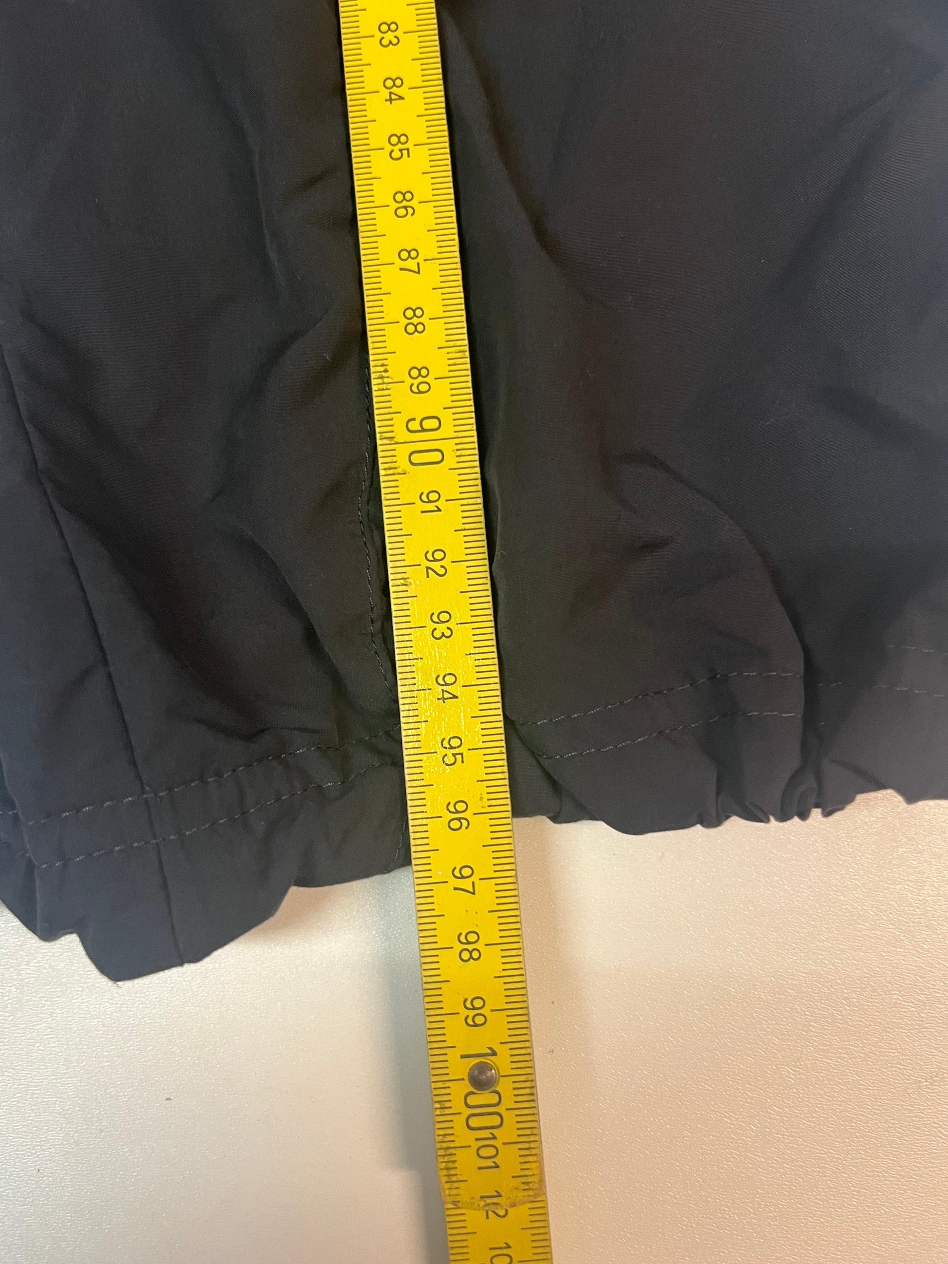 Entdecke unsere Vintage Track Pants von Nike und anderen Marken, erhältlich bei Valuxery.de - Dein Shop für trendige Vintage - Kleidung. Unsere Track Pants sind aus hochwertigen Materialien und